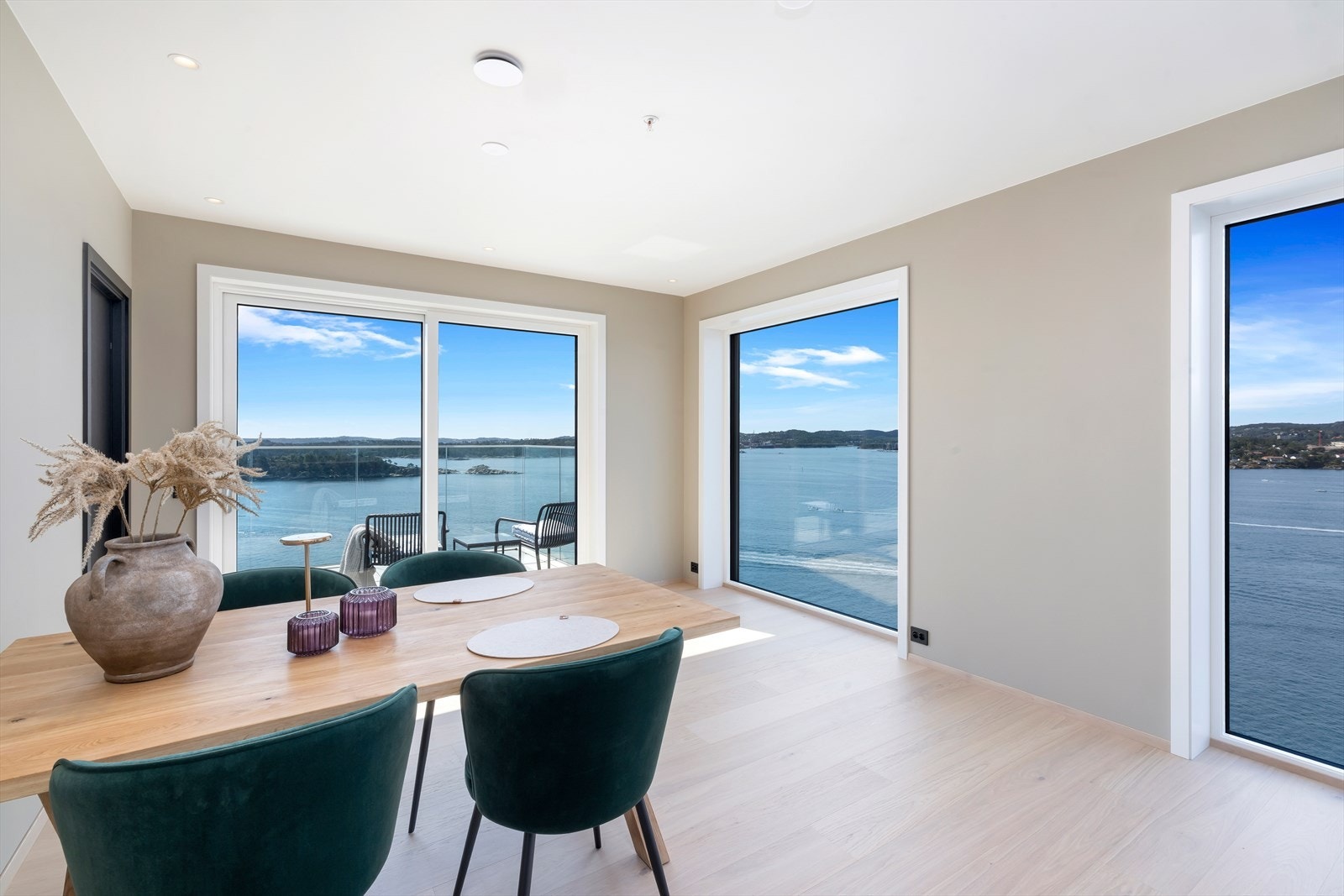 Fra stuen/ kjøkkenet er det adkomst til en TV-stue/soverom samt innvendig bod/ vaskerom. Galleribilde