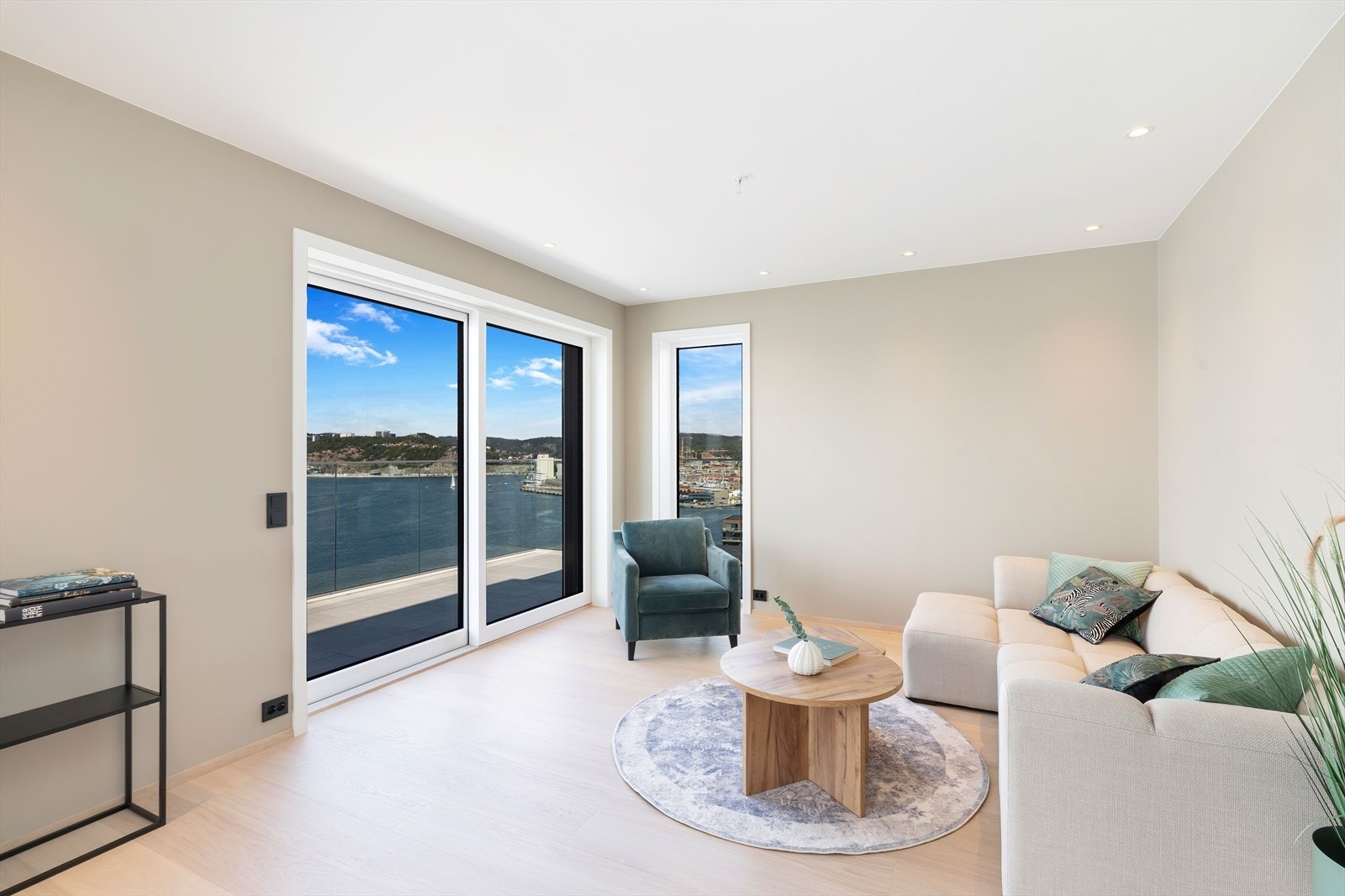 De store vindusflatene gir en følelse av at vannet går i ett med gulvet, med en nydelig utsikt som følger med. Solskjerming på vinduer i front Galleribilde