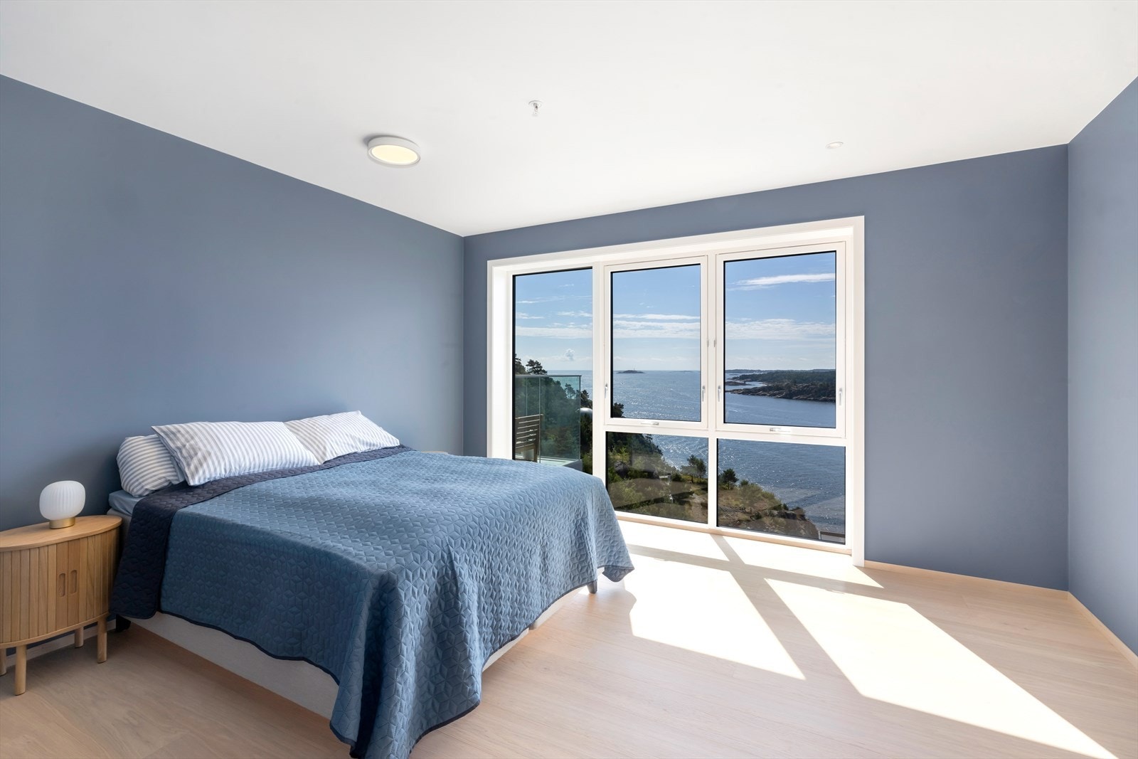 I leiligheten er det hele fire soverom. Hovedsoverommet har plass til stor garderobe, nydelig sjøutsikt og inngang til et privat baderom. Galleribilde