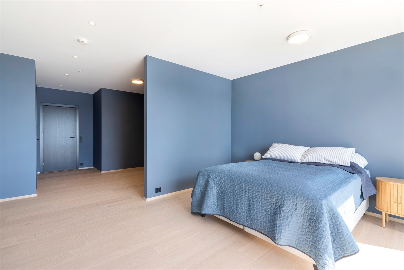 God plass til stor garderobe på soverommet Galleribilde