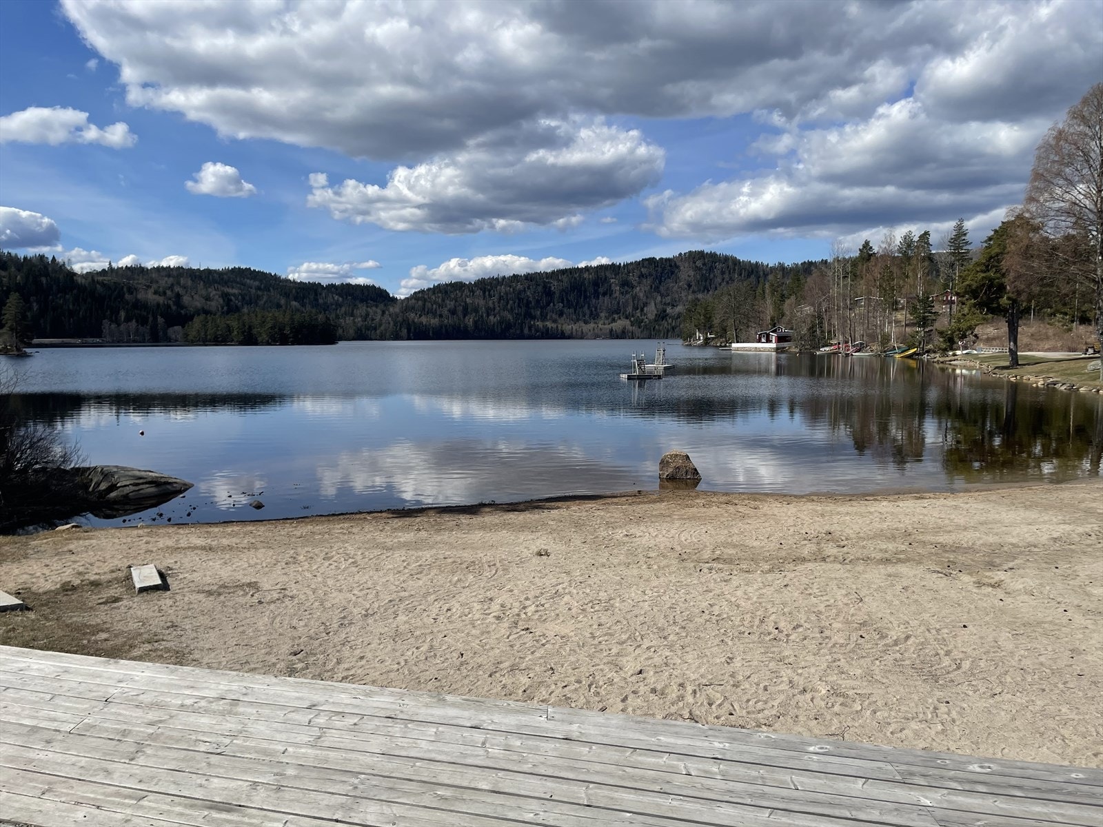 Populære badeplasser i nærområdet. Her fra Solvika/Heivannet. Galleribilde