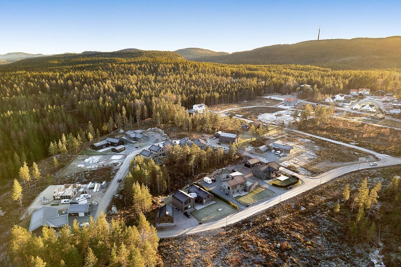 Bygging er godt i gang, og mange fornøyde beboere har allerede flyttet inn i flotte boliger på feltet. Galleribilde