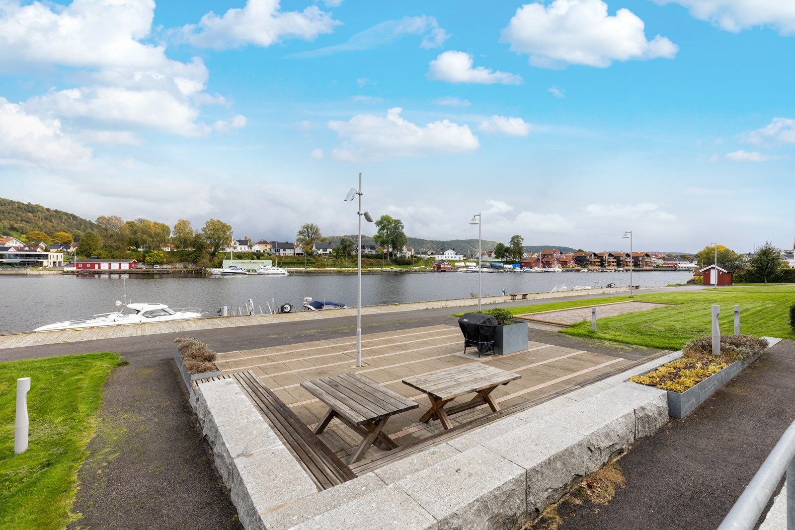 Lahelle er et populært og sentrumsnært boligområde beliggende på Vestsiden, med ca. 15 minutter gangavstand til butikkene på PP-senteret og Porselensfabrikken. Galleribilde