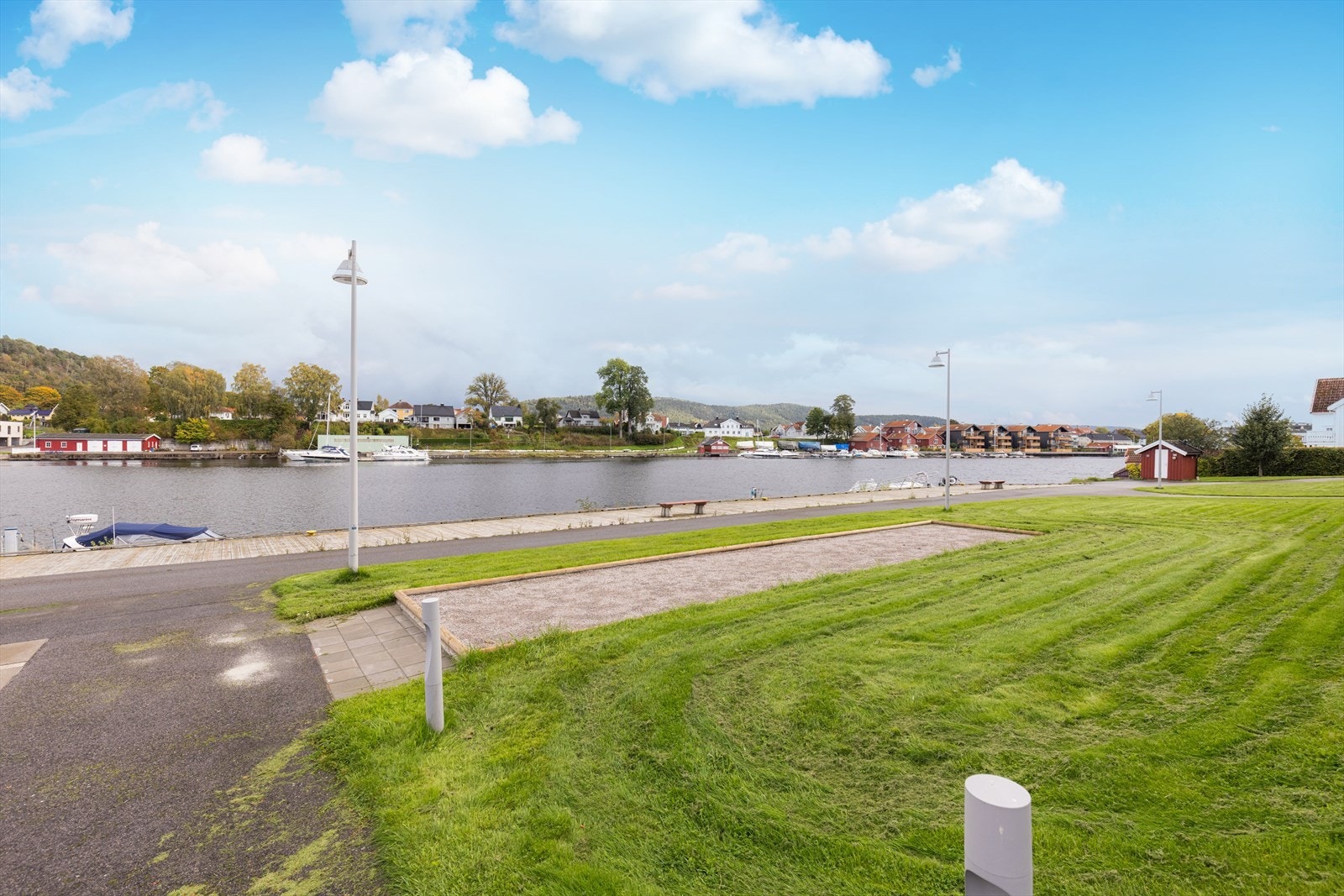 Uteområdene i tilknytning til Elveparken Brygge er pent anlagt med plen, asfalterte gangveier og lekeplass, samt bryggeanlegg. Rett utenfor døren kan man nyte en rusletur på bryggekanten eller i de trivelige gatene på Vestsiden. Galleribilde