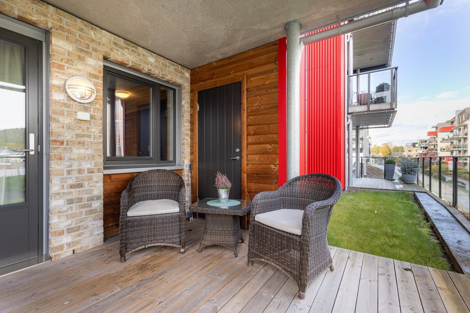 Den østvendte balkongen ligger lunt til, godt skjermet for vær og vind og har tilliggende bodplass. Galleribilde