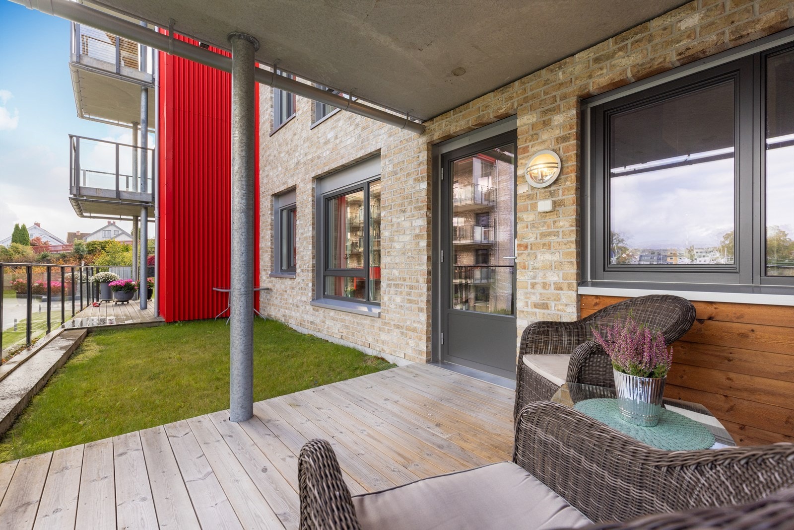 Inntil balkongen er det også en liten hageflekk. Galleribilde