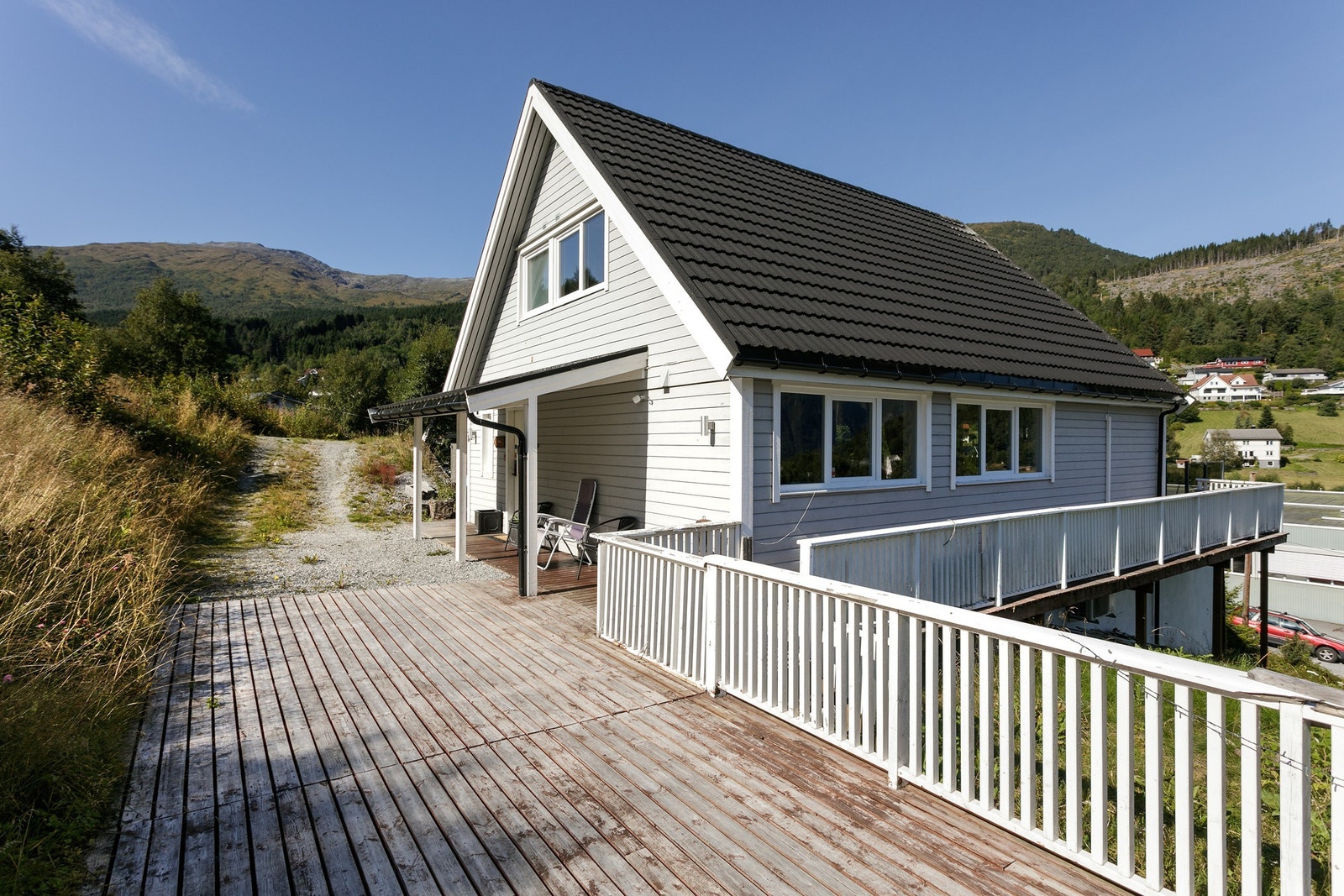 Hovedinngang og terrasse mot syd Galleribilde