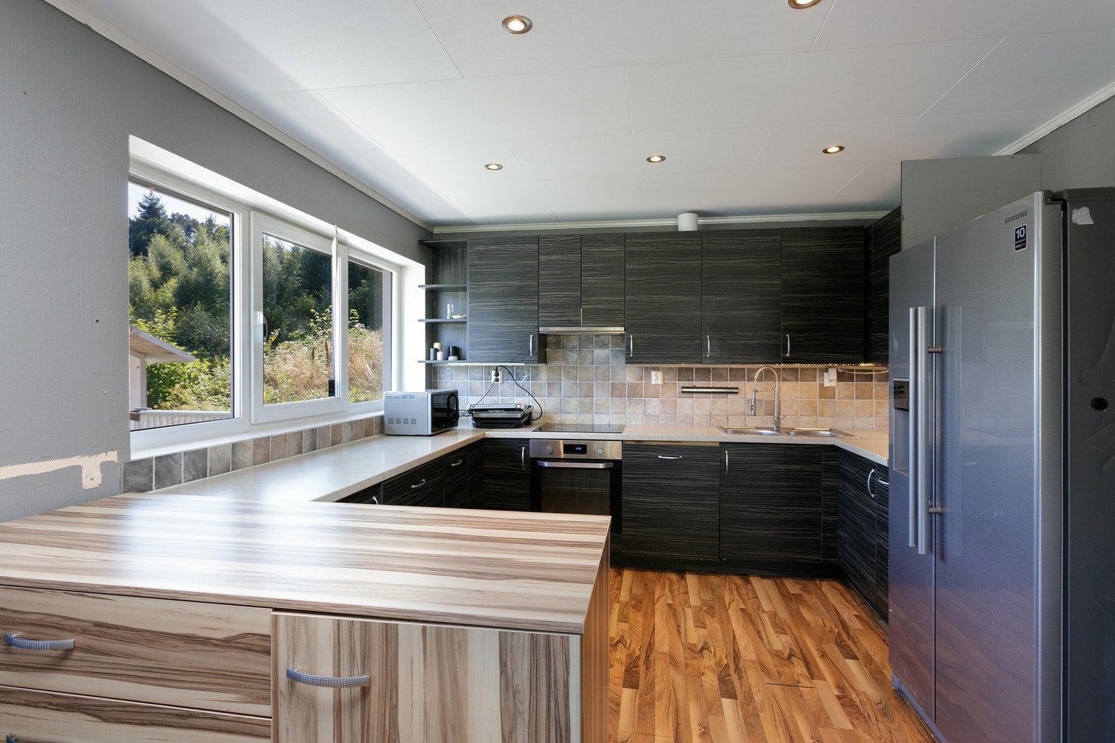 Lyst og romslig kjøkken med åpen løsning til stue Galleribilde