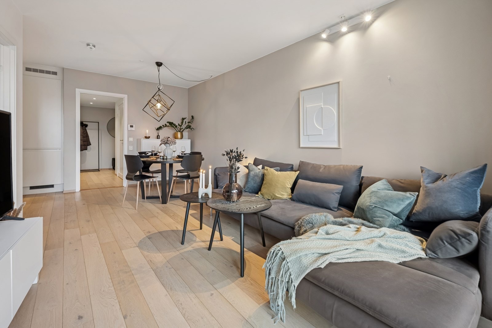 Boligens stue er malt i en delikat farge og på gulv er det lekker én stavs parkett med behagelig, vannbåren varme. Galleribilde