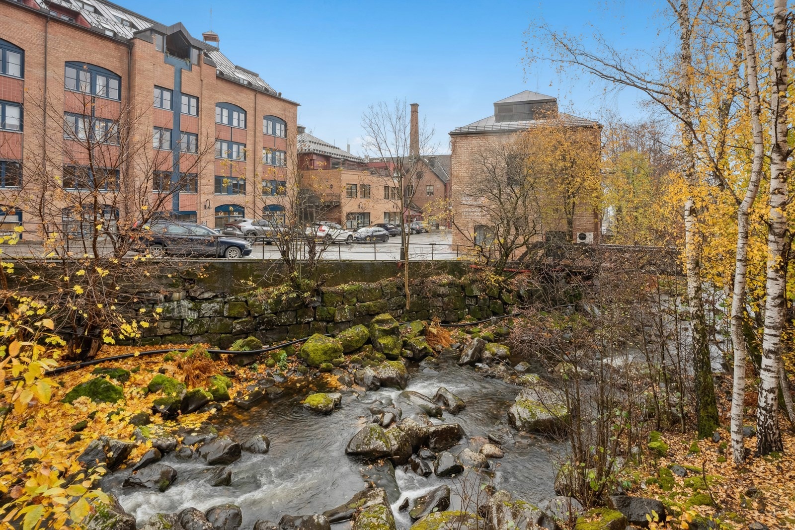 Leiligheten ligger veldig fint til med god solgang og utsyn mot Mesnaleva fra veranda. Galleribilde