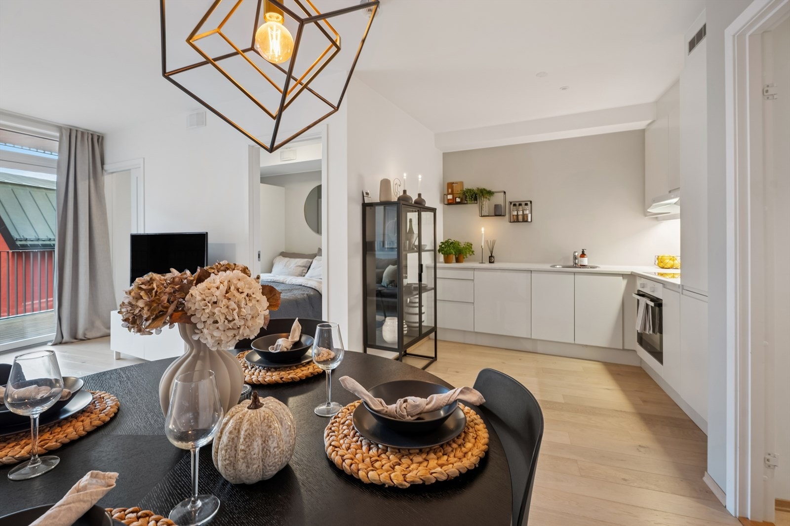 Praktisk og fin planløsning med soner for matlaging, spiseplass og sofagruppe. Galleribilde