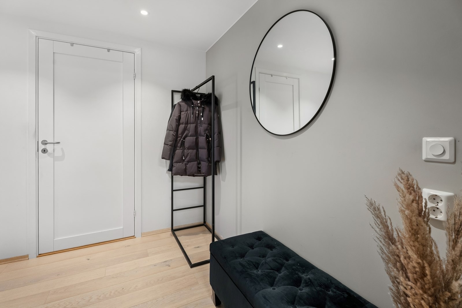 I gangen er det plass til garderobeløsning, benk etc. Galleribilde