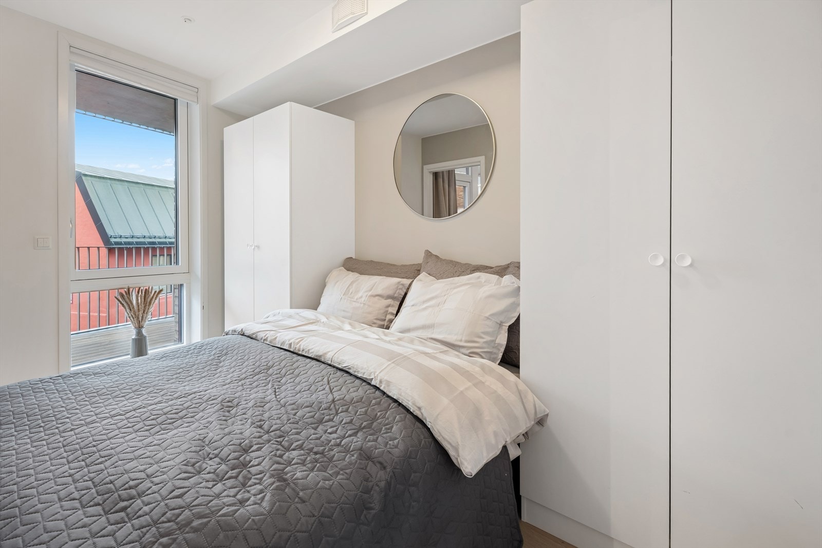 Boligen inneholder et delikat soverom med vindu mot verandaen utenfor. Galleribilde