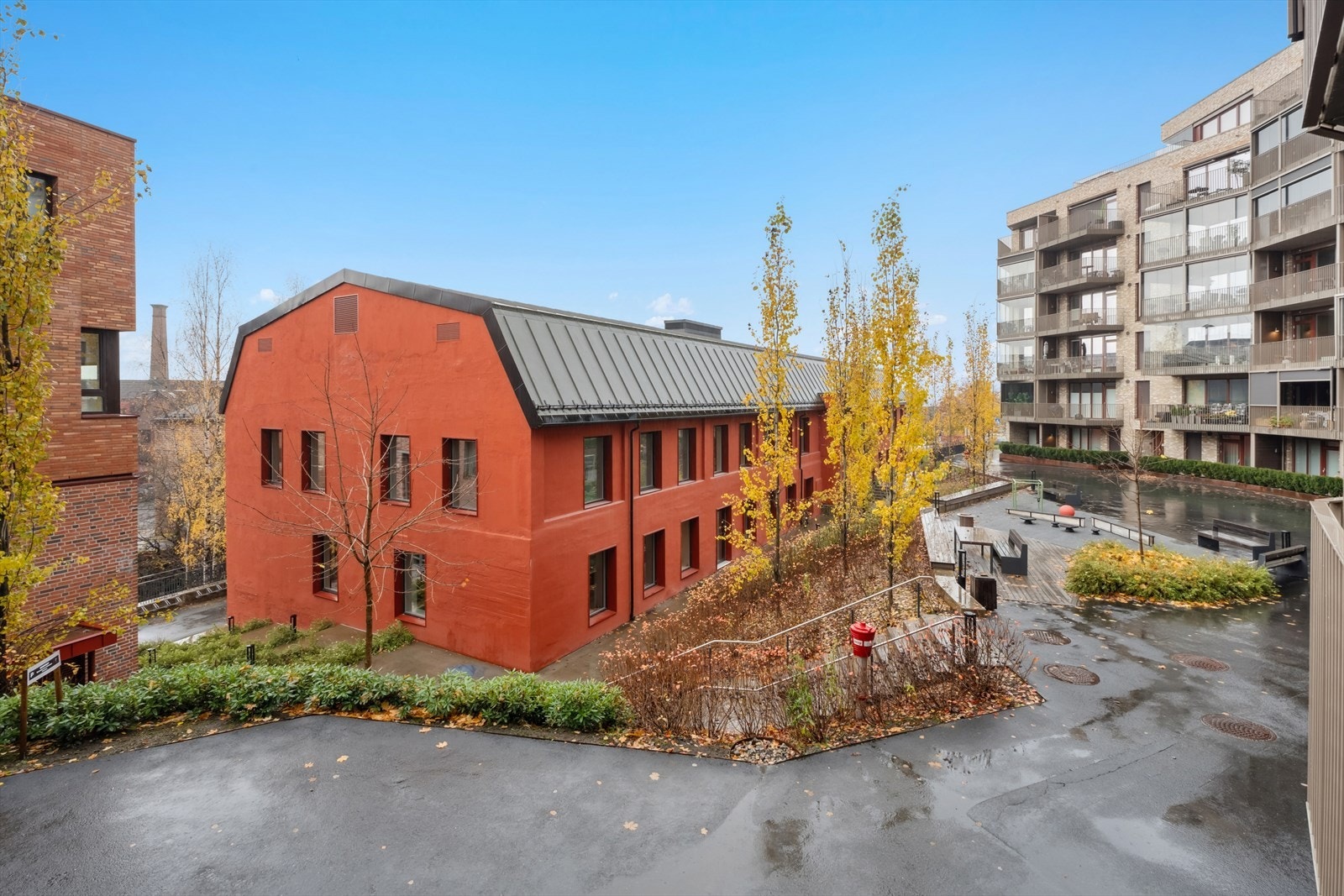 Utsikt fra veranda. Mesnakvartalets felles gårdsrom er flott opparbeidet med asfalterte gangveier, støpte støttemurer, grøntarealer, fin belysning, områder for lek, beplantning og benker. Det er smøsmelteanlegg i innkjøring til garasjeanlegg. Galleribilde