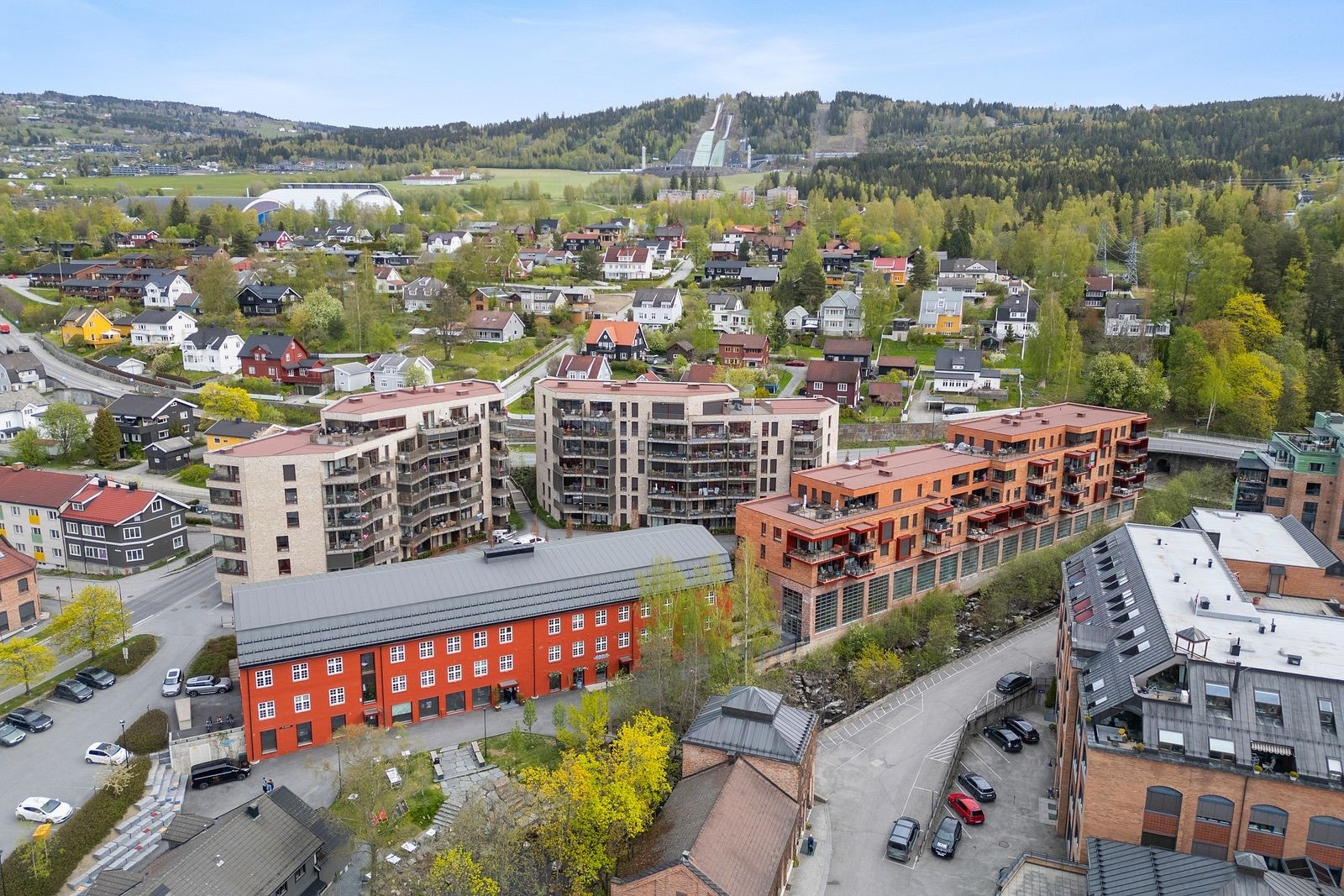 Leiligheten ligger i Bygg B i Mesnakvartalet - et nyere boligprosjekt med sentral beliggenhet midt i Lillehammer. Galleribilde