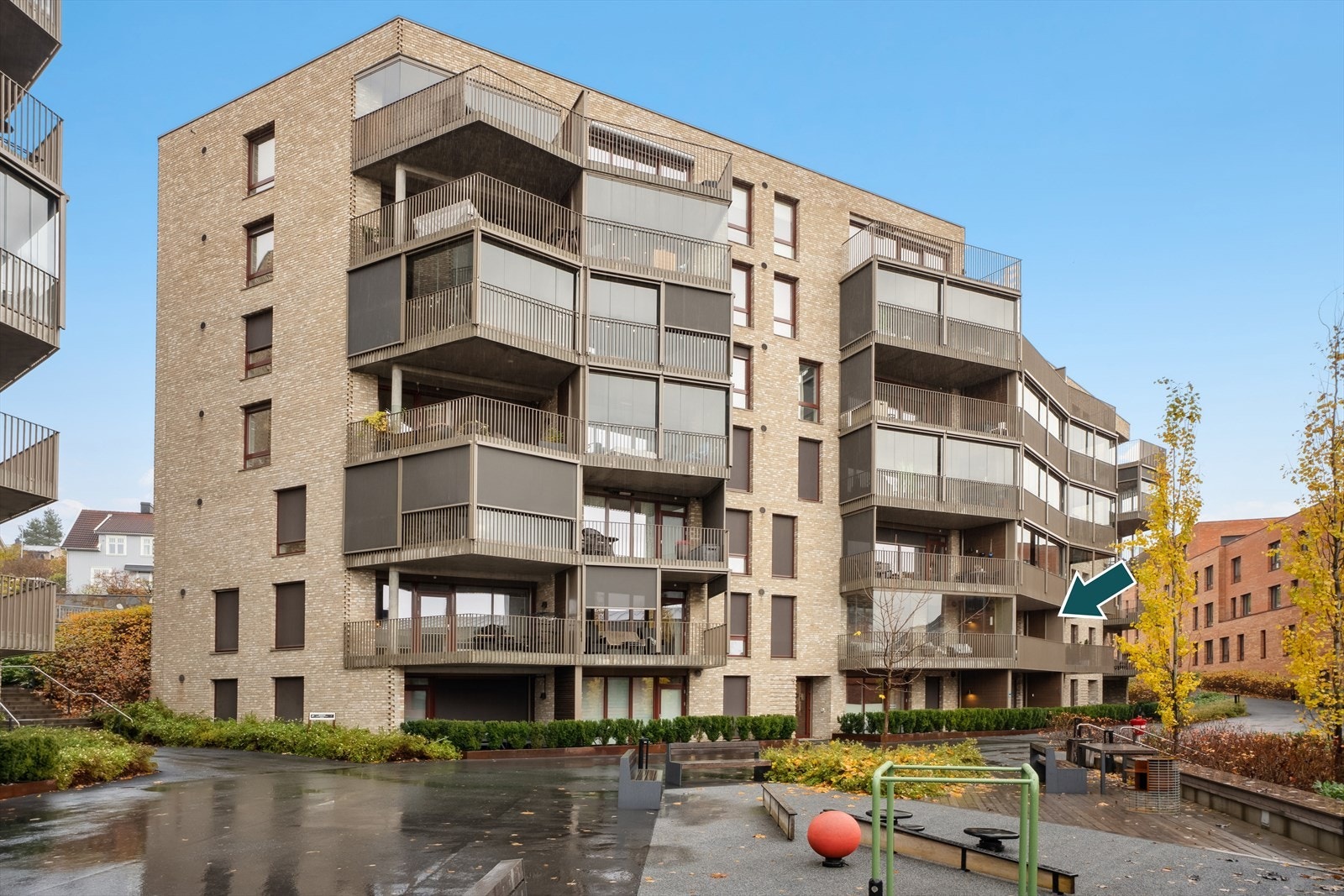 Leiligheten har god beliggenhet i byggets 2. etasje, i attraktive Mesnakvartalet. Galleribilde