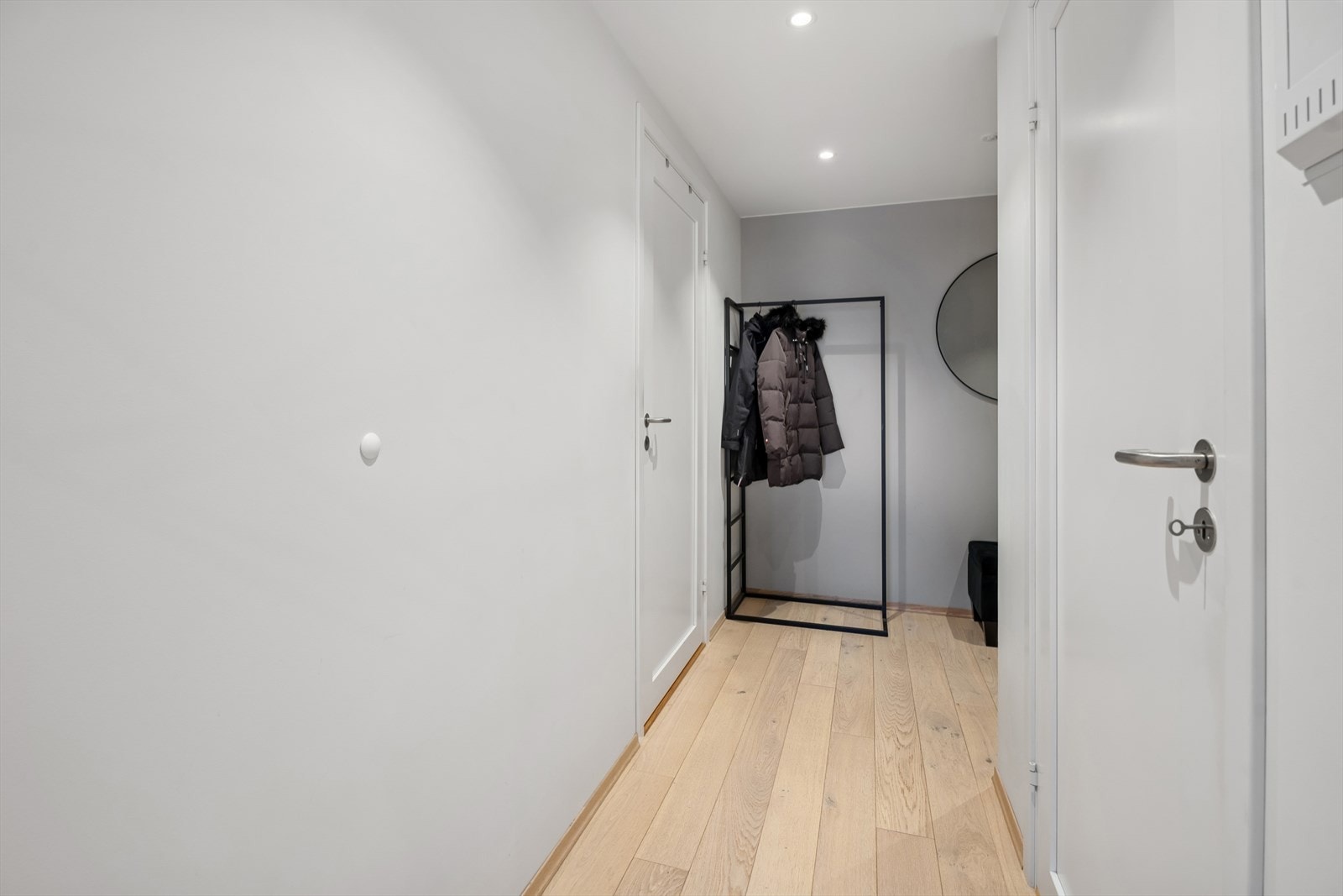 Gang med adkomst tilbad/vaskerom og en praktisk innebod. Galleribilde