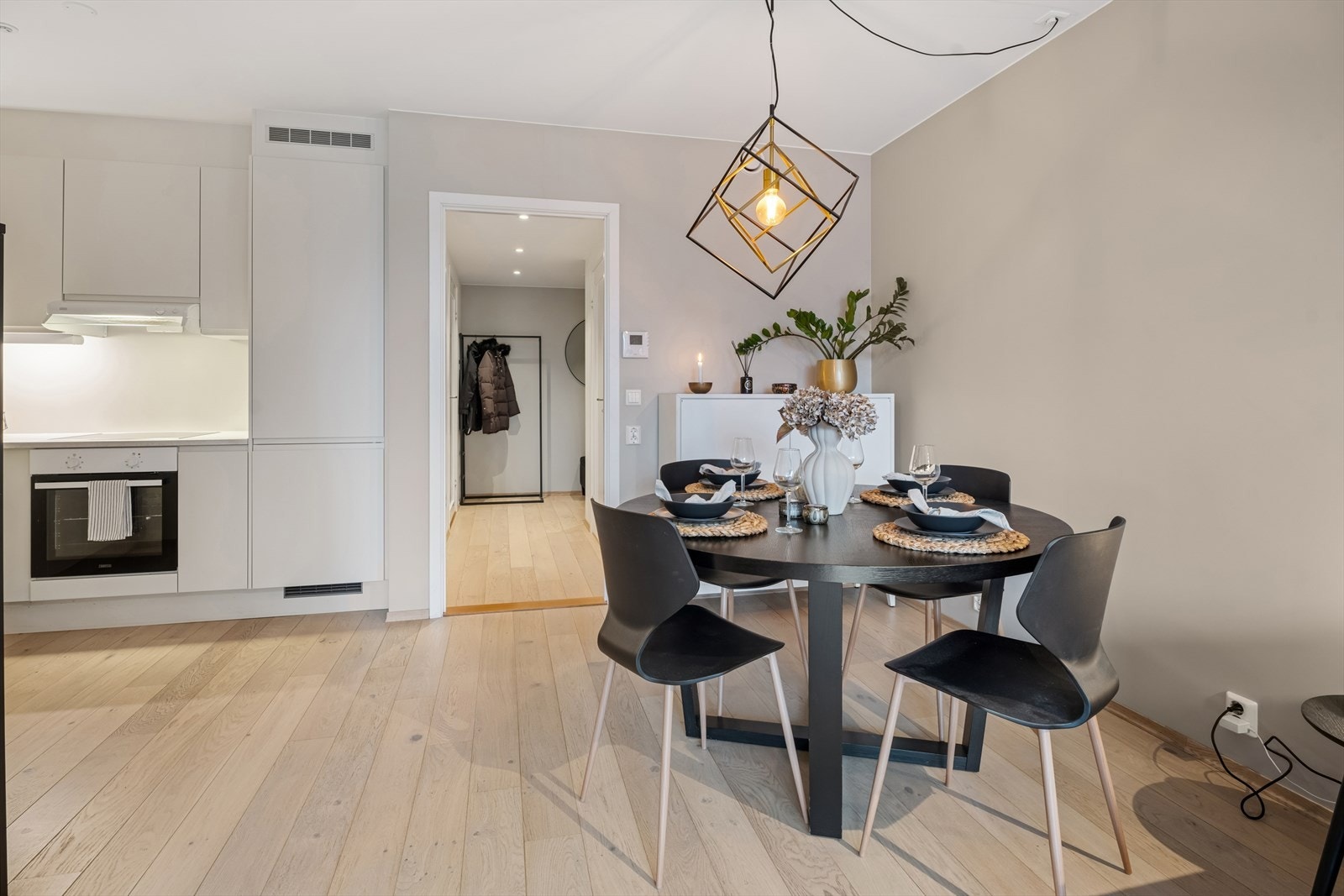 Sosial og åpen løsning til boligens kjøkken. Det er god plass for spisestue i tilknytning til kjøkkendelen. Galleribilde