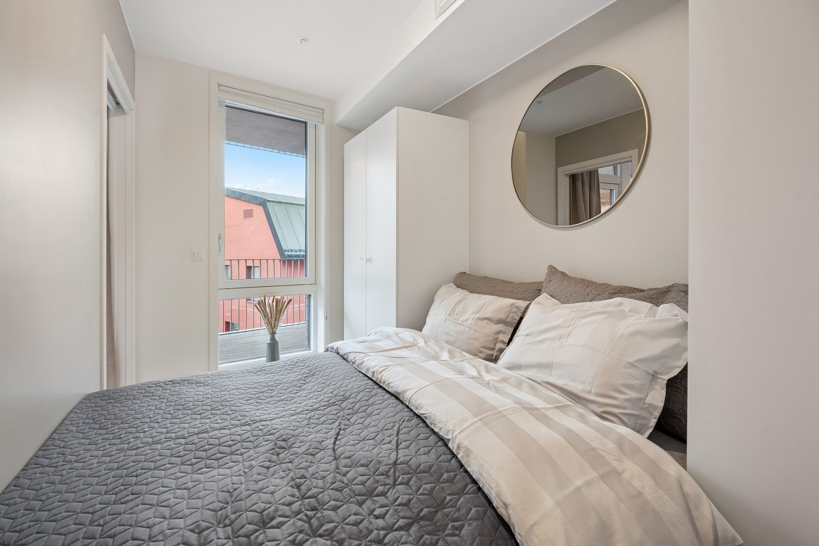 Soverommet har inngang fra stue via skyvedør og slagdør. Galleribilde