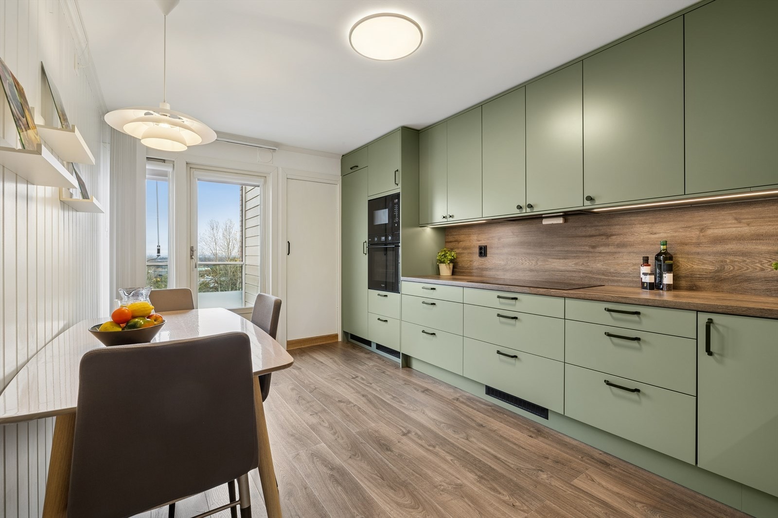 Praktisk matbod i enden av kjøkkenet. Det medfølger fryseboks i matboden. Galleribilde