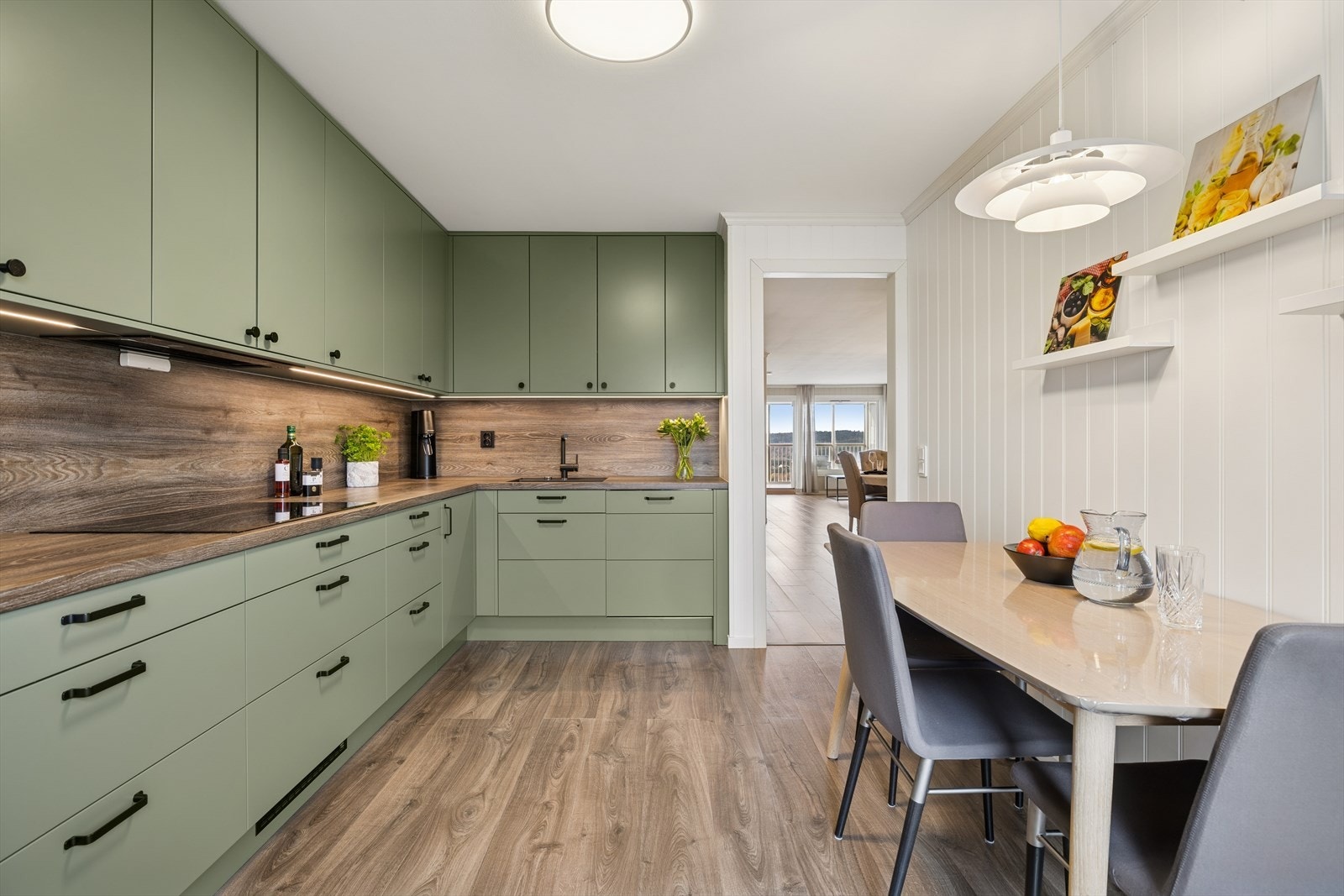 Hvitevarer som oppvaskmaskin, induksjonstopp, stekeovn, micro, oppvaskmaskin og kjøl/fryseskap medfølger. Galleribilde