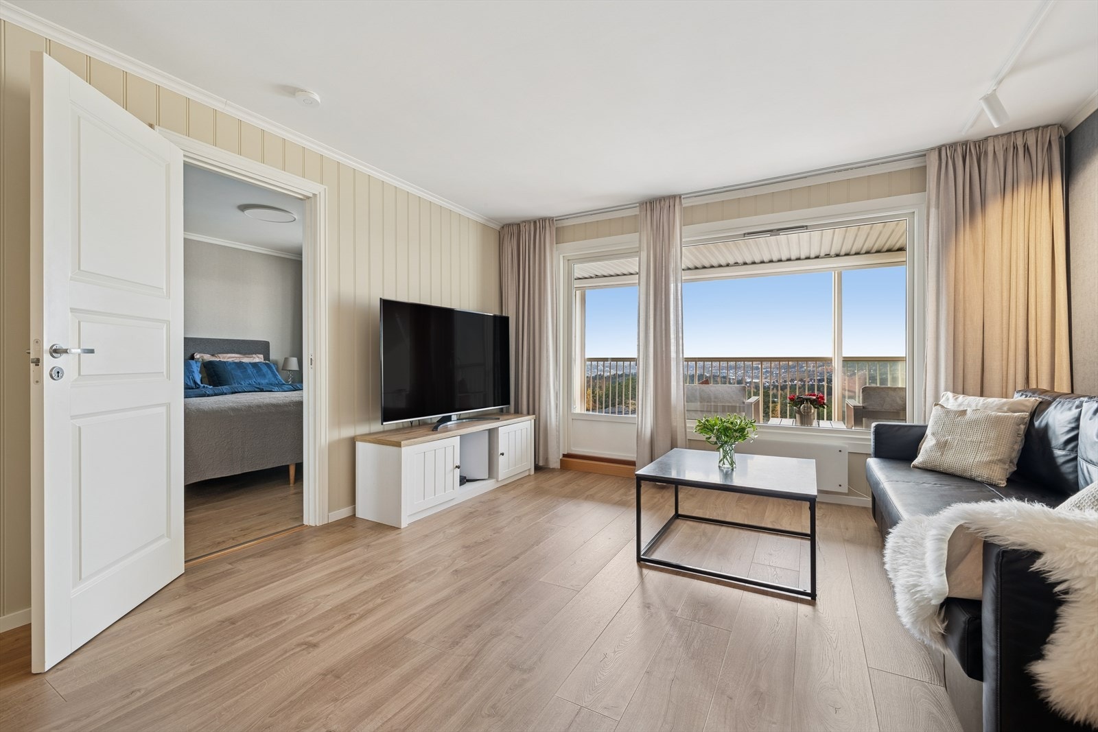 Her er store vindusflater som slipper inn mye naturlig lys og skaper en god atmosfære i rommet. Galleribilde