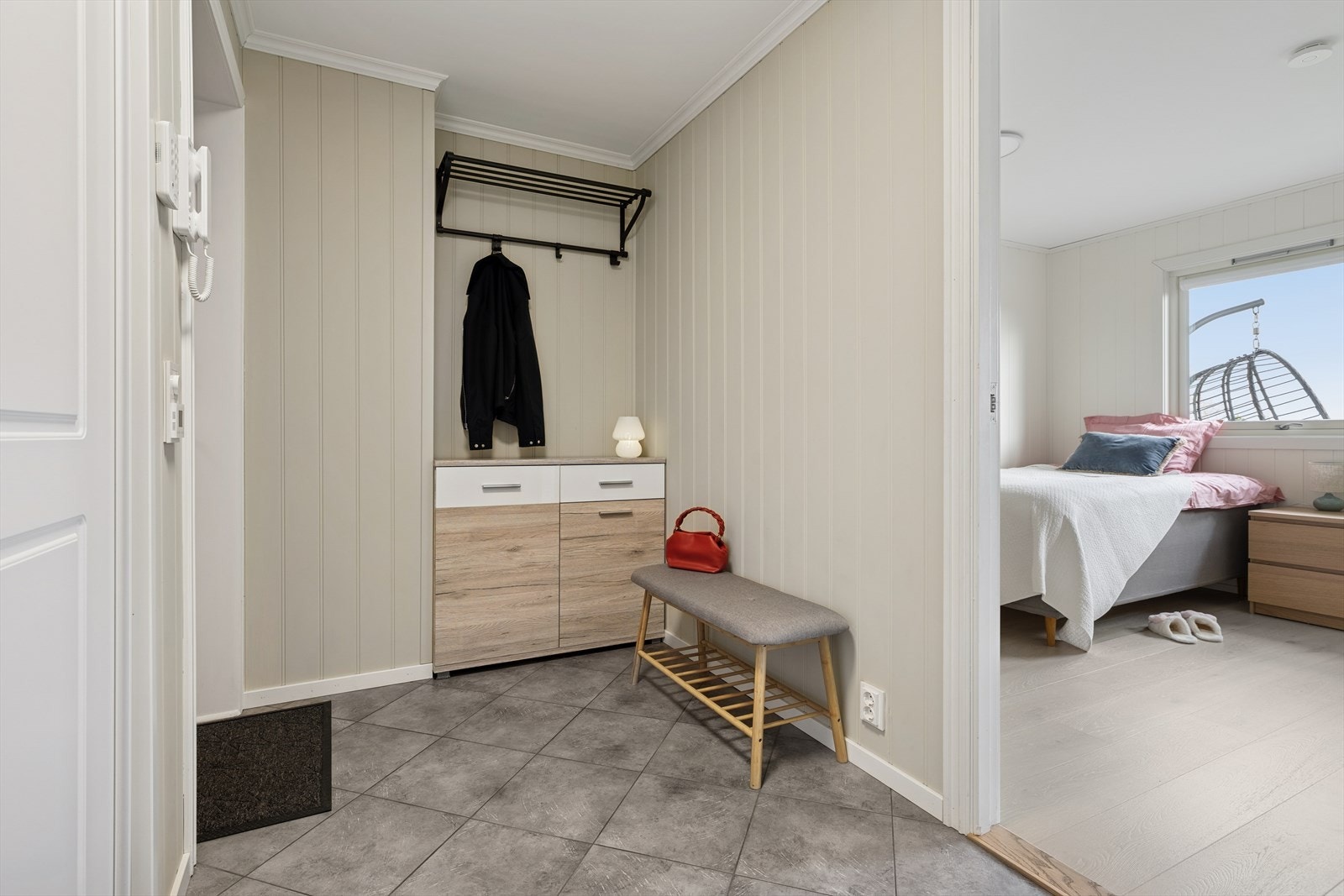 Her ønskes du velkommen inn i en flislagt entré med behagelig gulvvarme. Galleribilde