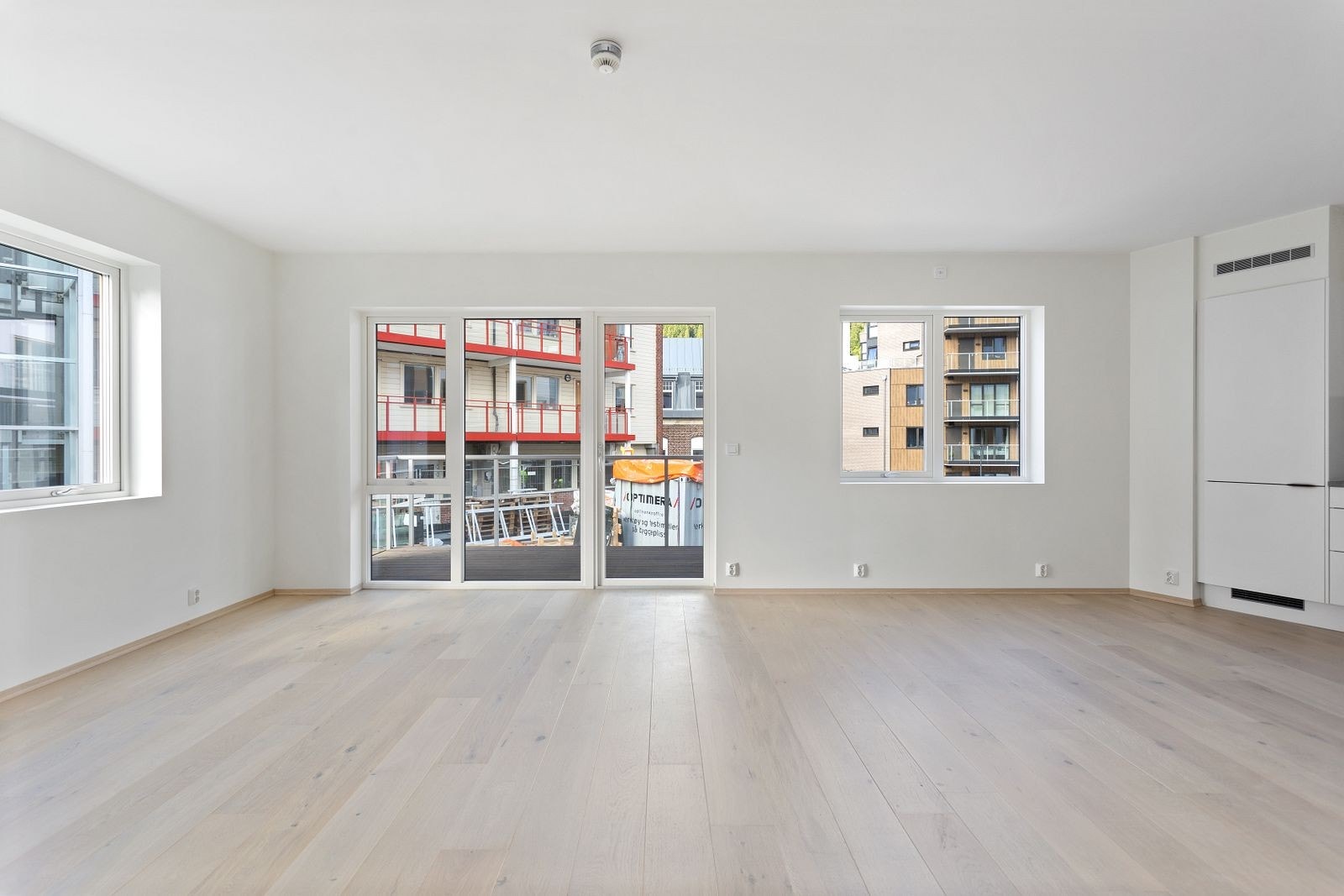 Åpen og sosial løsning mellom stue og kjøkken. God plass til ønsket møblering. Galleribilde