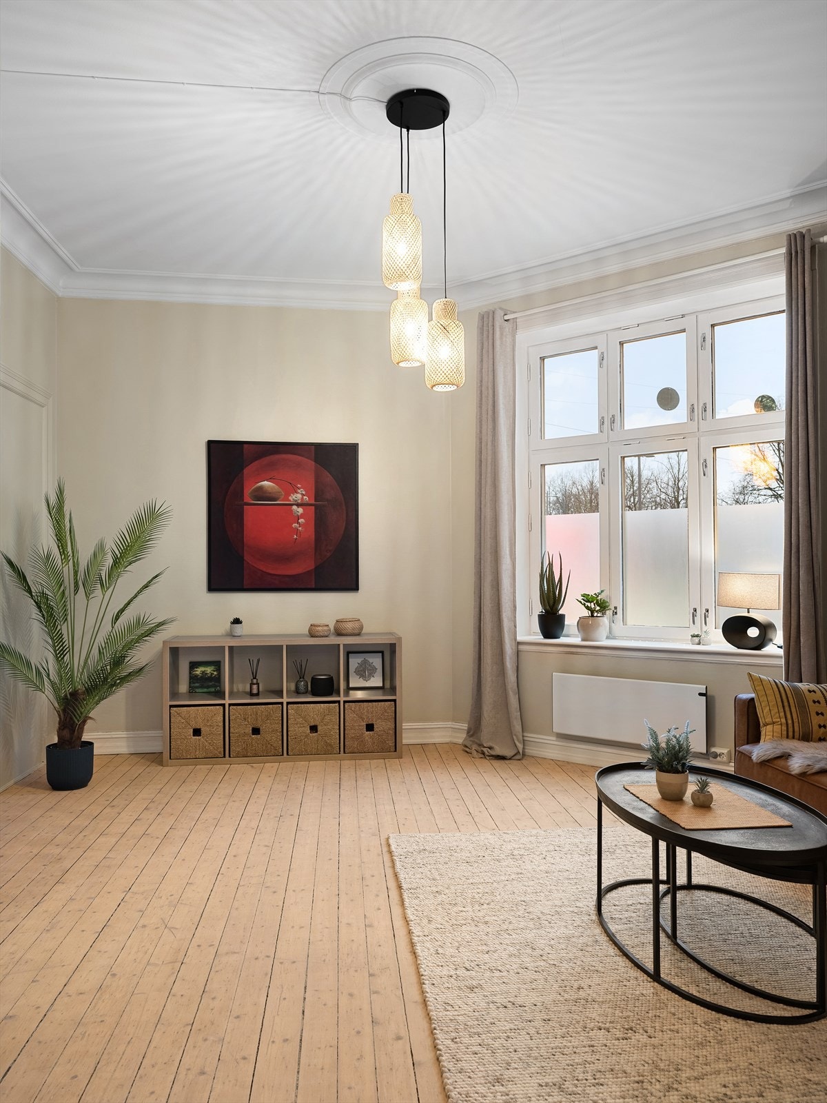 Generøs takhøyde på 307 cm og store vinduer som gir rikelig med lysinnslipp Galleribilde