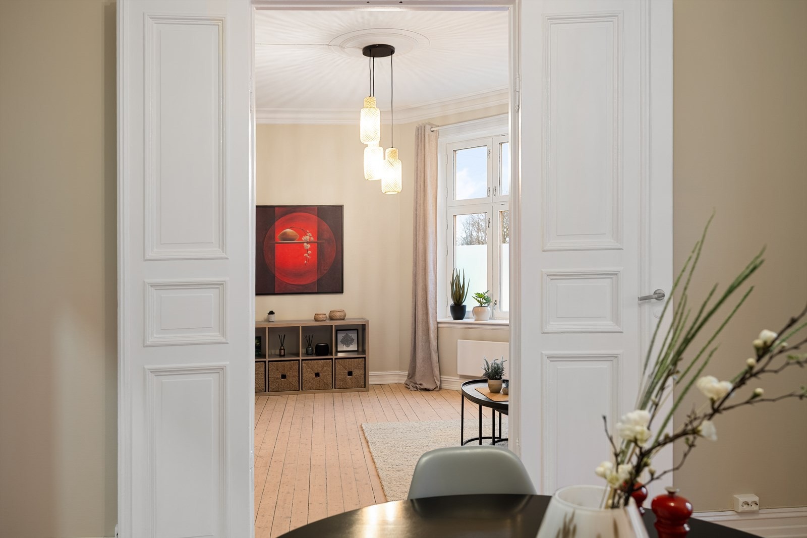 Flotte doble fløydører mellom spisestuen og stuen Galleribilde