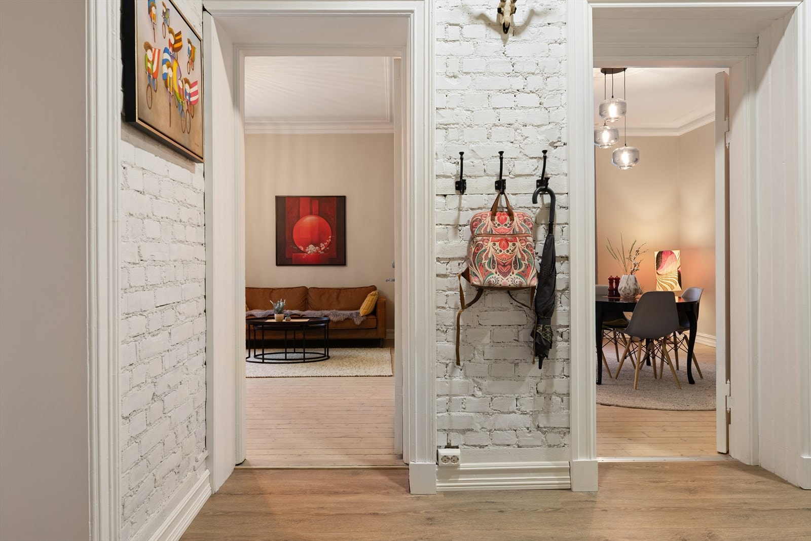 Fra entréen er det inngang til stue og spisestue Galleribilde