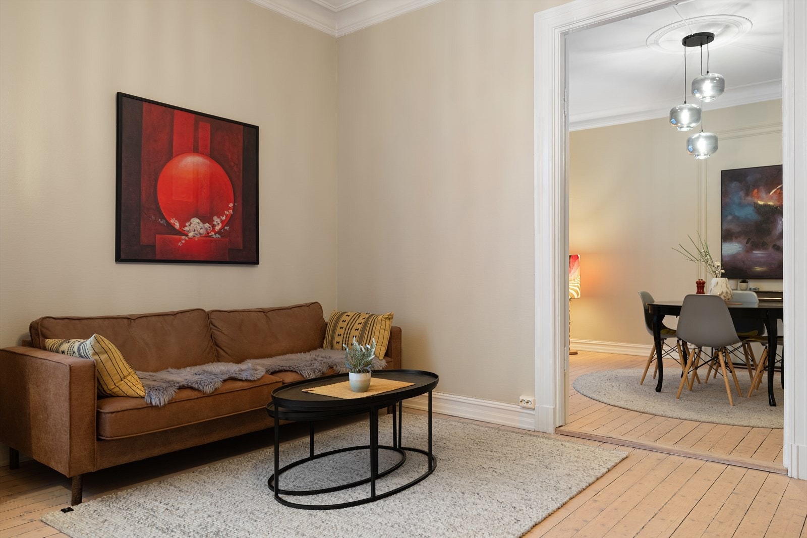 Hyggelig sofakrok med god plass til sofa, stuebord og annet tilhørende møblement Galleribilde