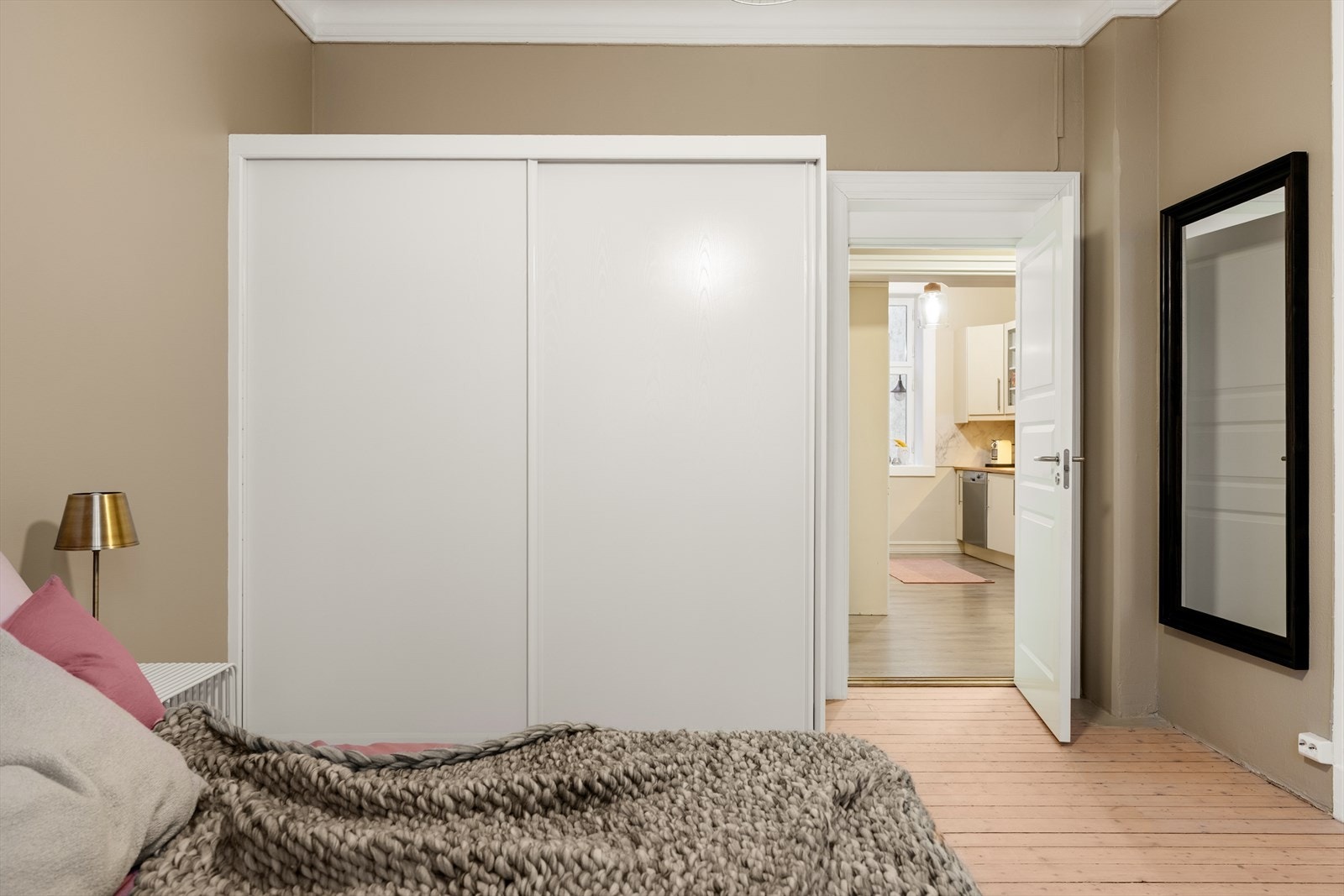 Det er montert stor skyvedørsgardeobe Galleribilde