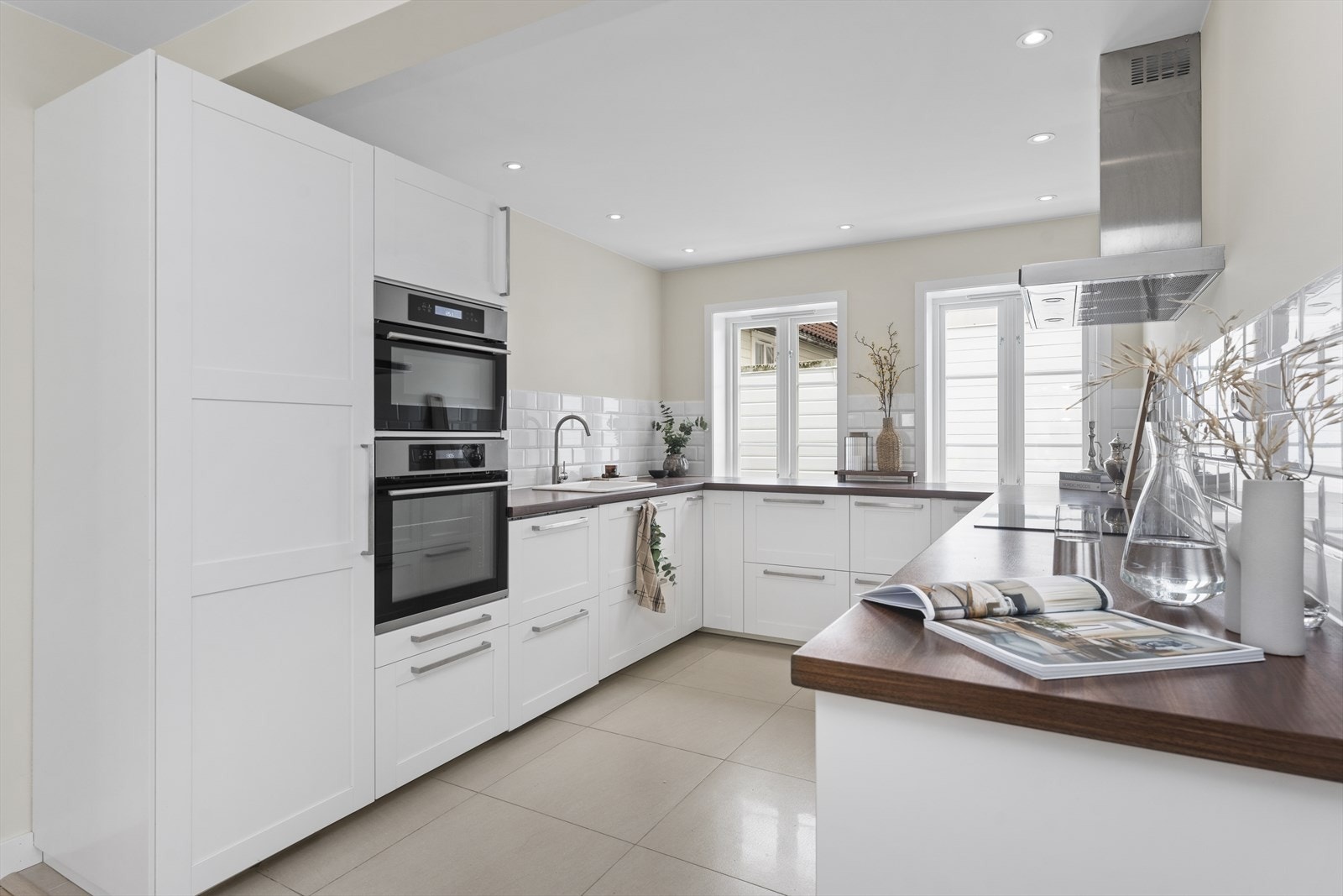 Kjøkken med rikelig skapplass og integrerte hvitevarer Galleribilde