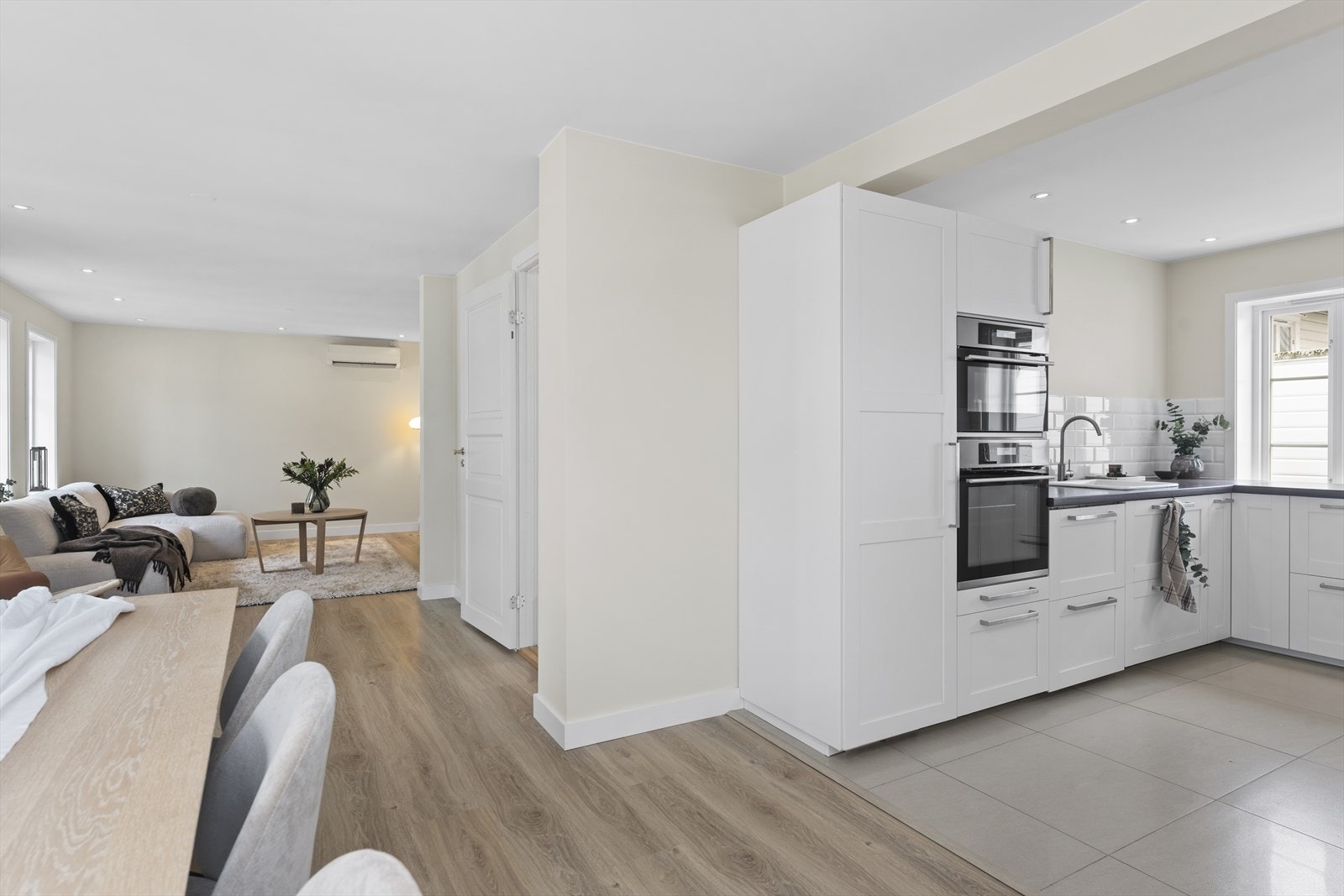 Åpen løsning fra kjøkken mot stue/spisestue Galleribilde