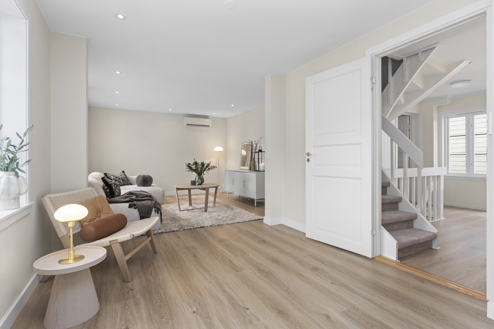 Åpen og lys stue - Varmepumpe samt spotter i himling Galleribilde