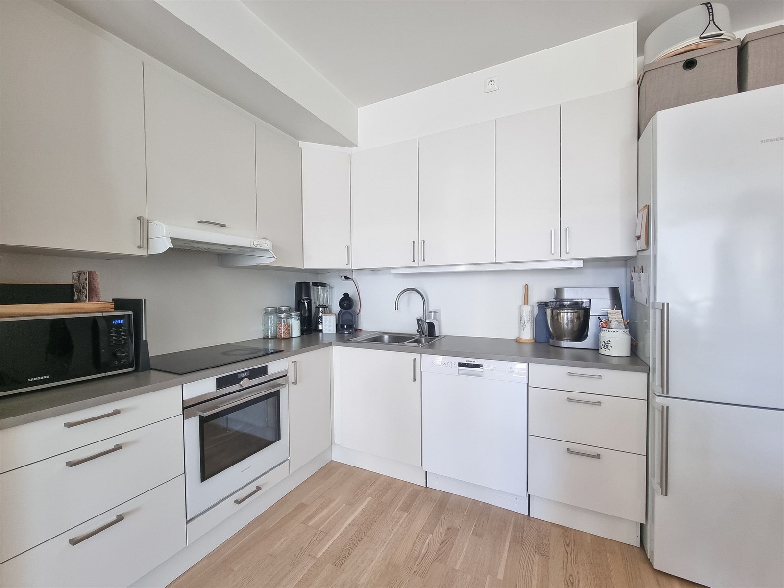 Lekkert kjøkken med hvitevarer inkludert. Galleribilde