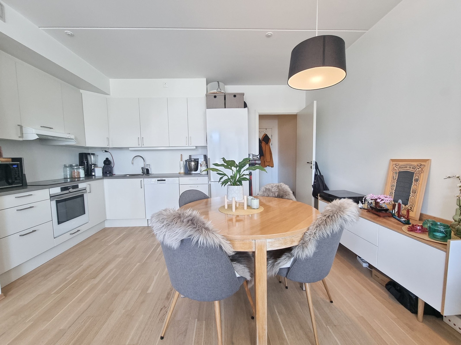 Fra stue mot kjøkken, plass til spisebord. Galleribilde