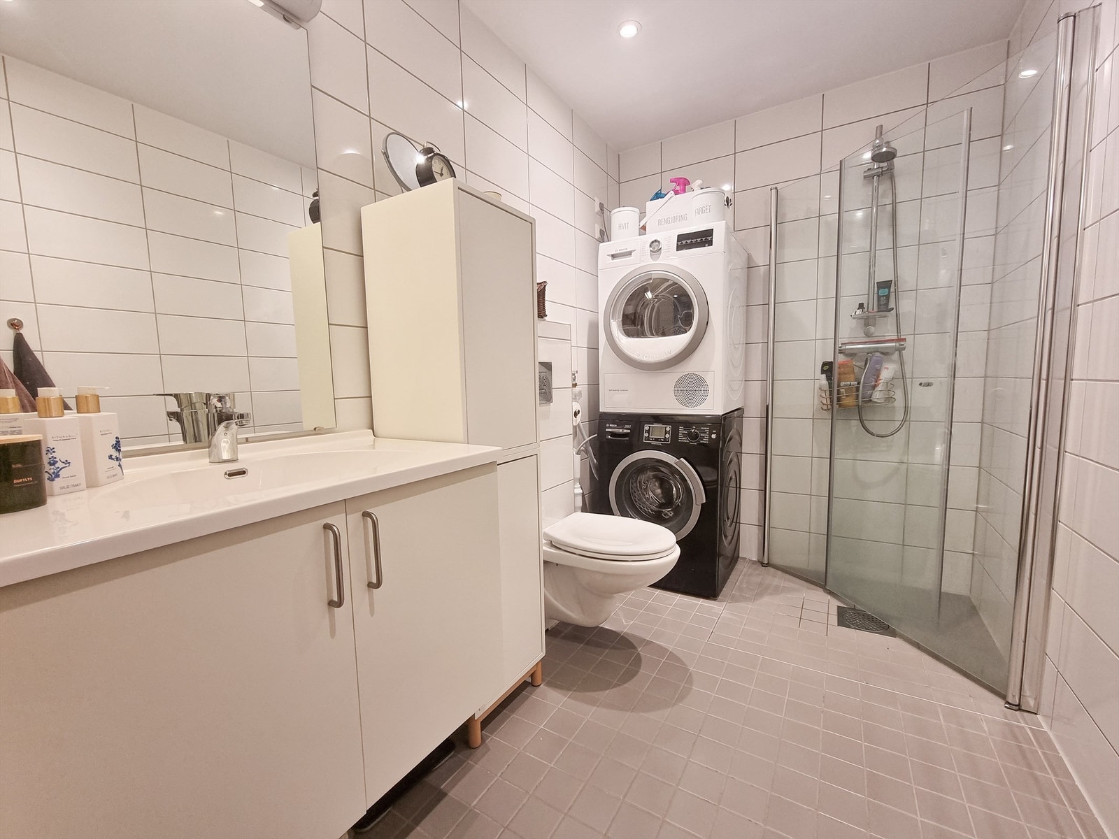 Stort bad med tilhørende vaskemaskin og tørketrommel Galleribilde