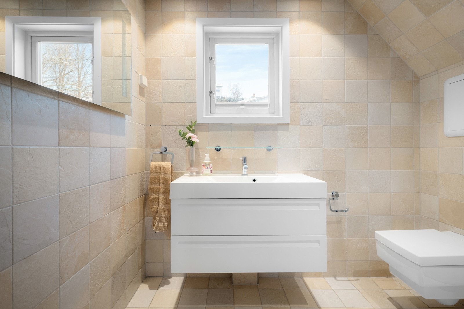 Delikat baderom i andre etasje, pusset opp i 2013. Galleribilde