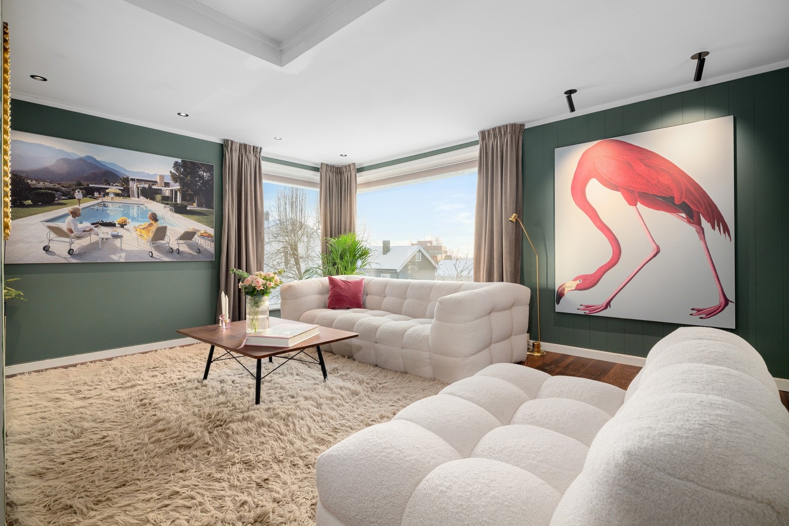 Boligen har romslige stuer i 1. etasje, som strekker seg over flere soner og gir gode muligheter for varierte møbleringsløsninger og sosiale soner. Galleribilde