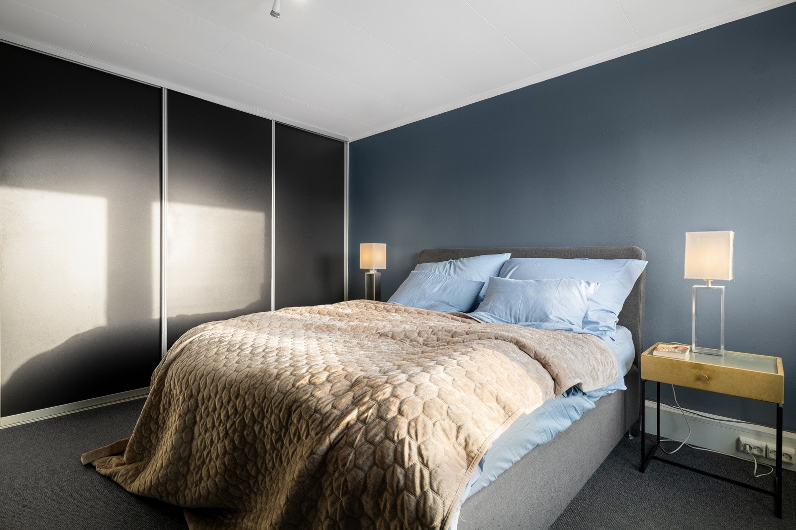 Hovedsoverommet er praktisk innredet med en stor skyvedørsgarderobe. Galleribilde