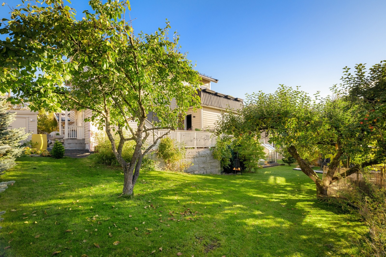 Boligen strekker seg over tre plan og har en gjennomtenkt, familievennlig planløsning. Galleribilde