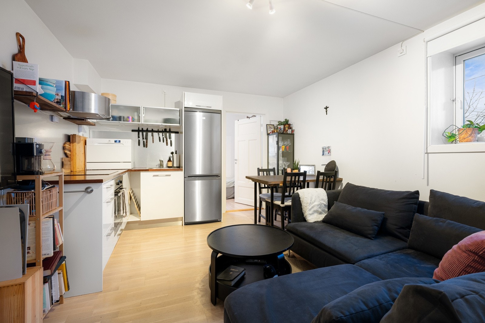 Del av underetasjen med egen inngang, bestående av stue/kjøkken, soverom og bad, er i dag utleid. Galleribilde