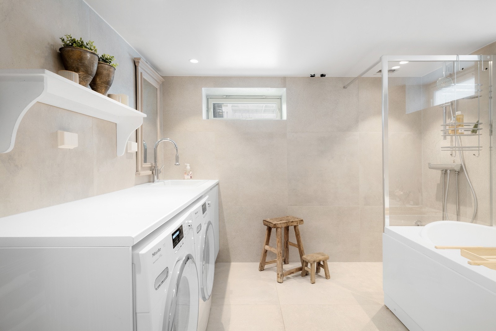 I underetasjen finner du et lekkert, flislagt baderom som ble pusset opp i 2015. Galleribilde