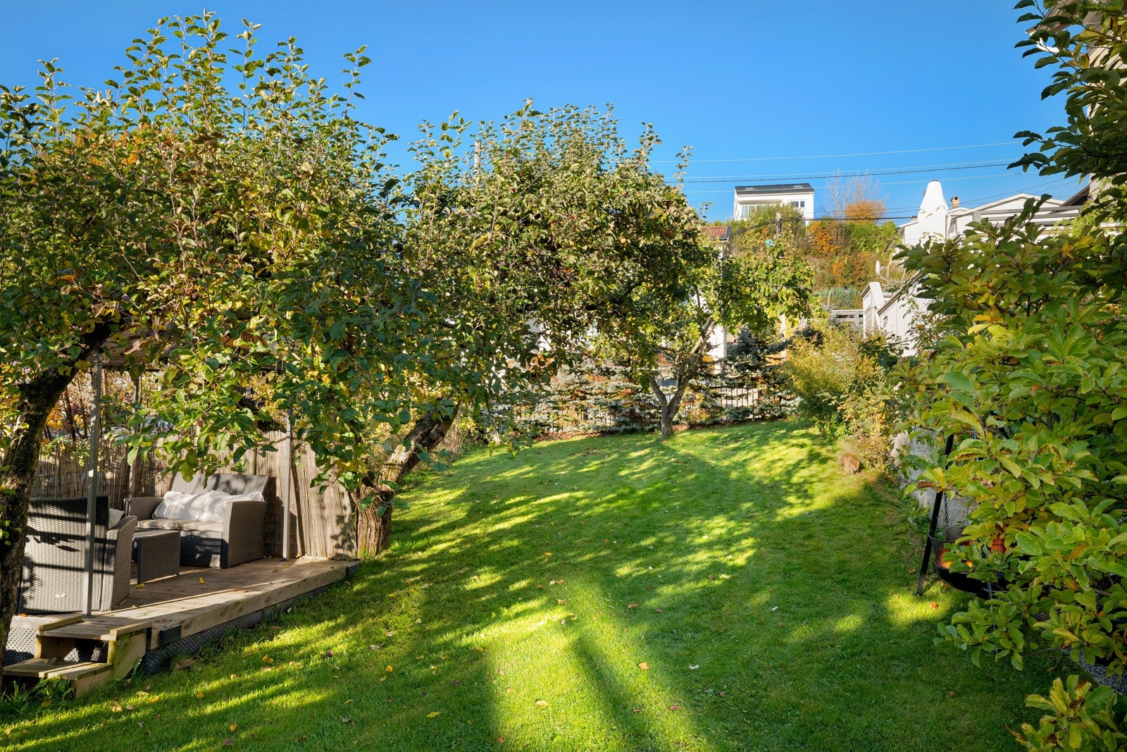 Boligen byr på et stort og solrikt uteområde - godt skjermet og perfekt for både barnelek og rolige stunder i solen. Galleribilde