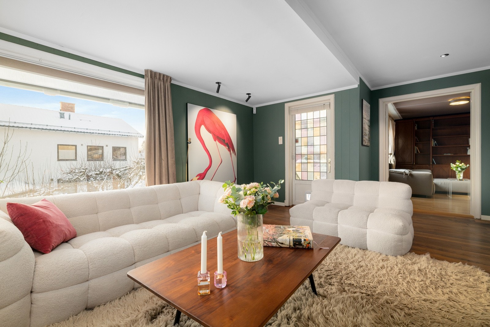 Store vindusflater fra flere himmelretninger slipper inn rikelig med naturlig lys og skaper en luftig og innbydende atmosfære. Galleribilde