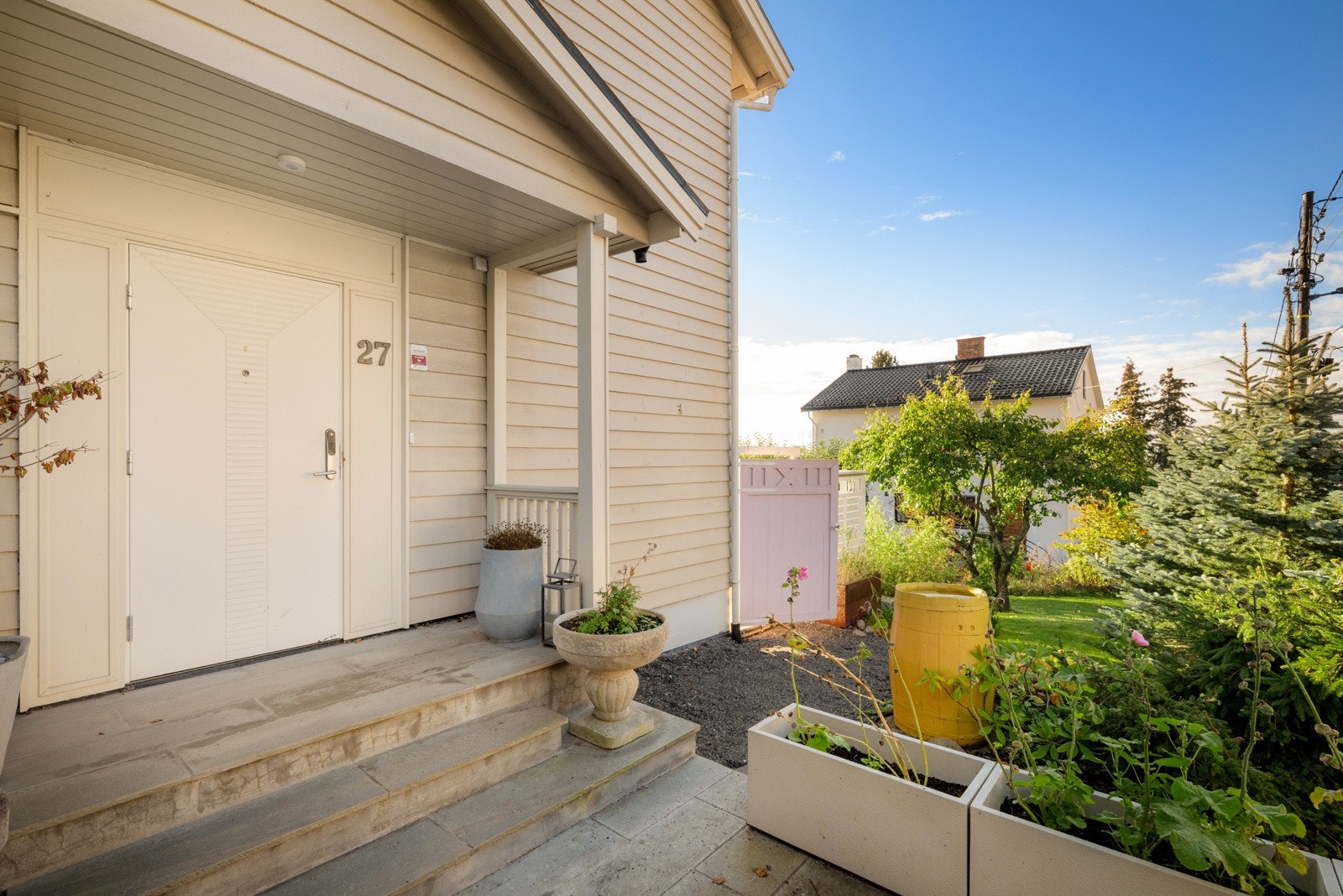 Boligen har et innbydende inngangsparti. Galleribilde