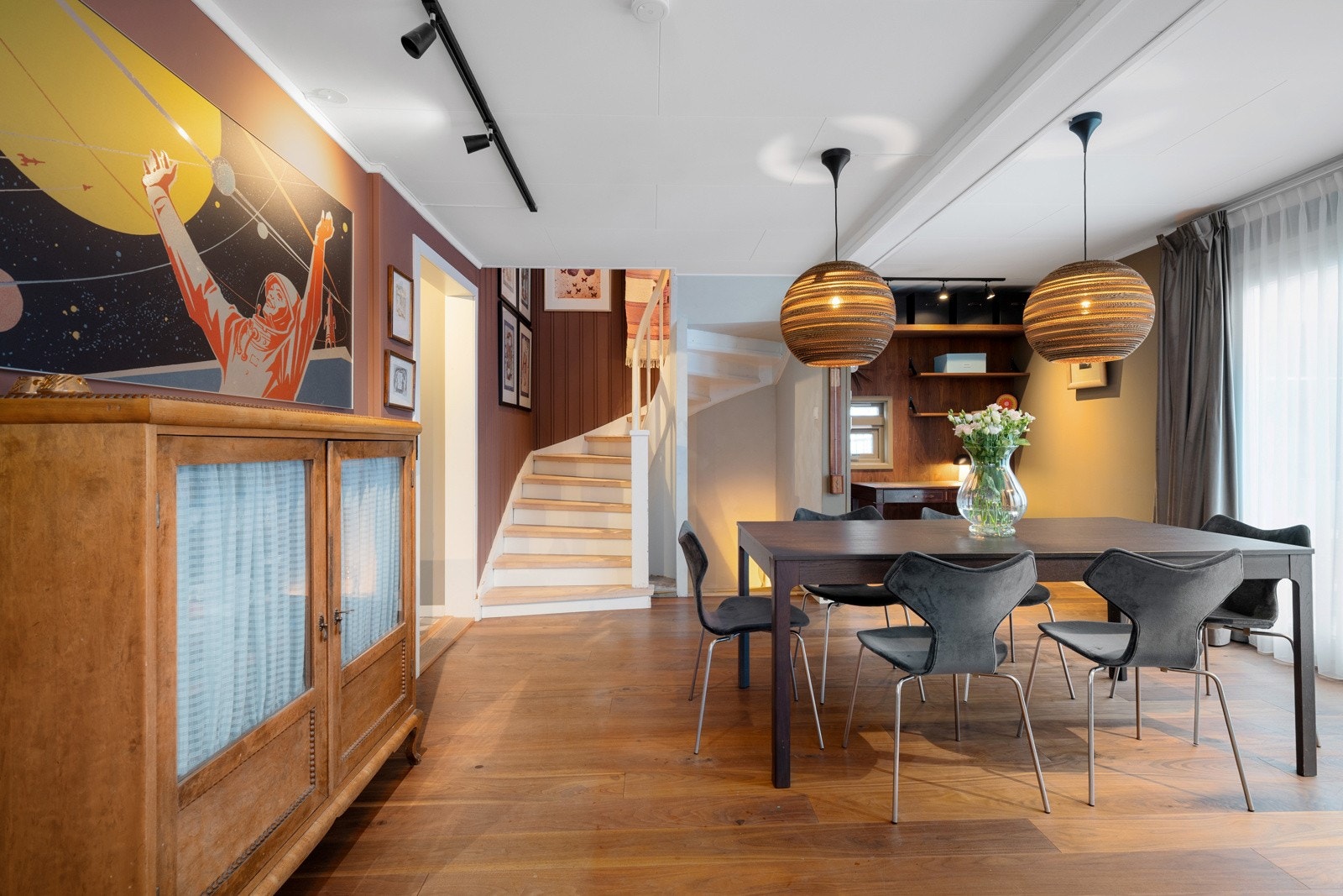 I tilknytning til kjøkkenet er det god plass til et romslig spisebord. Galleribilde