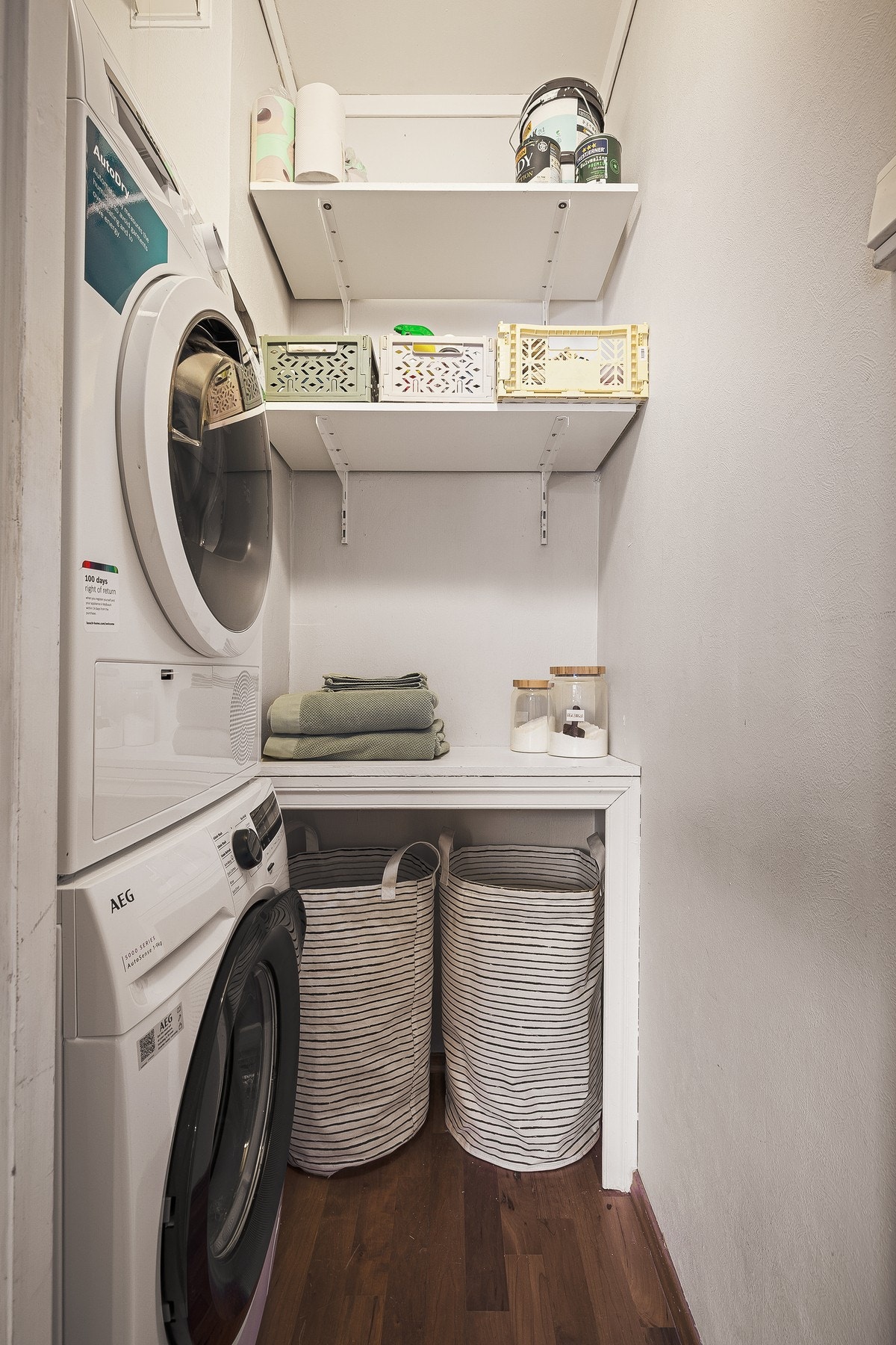 Praktisk bod med tilkomst fra kjøkken, tilrettelagt for effektiv bruk i hverdagen. Vaskemaskin fra 2026 og tørketrommel medfølger handelen Galleribilde